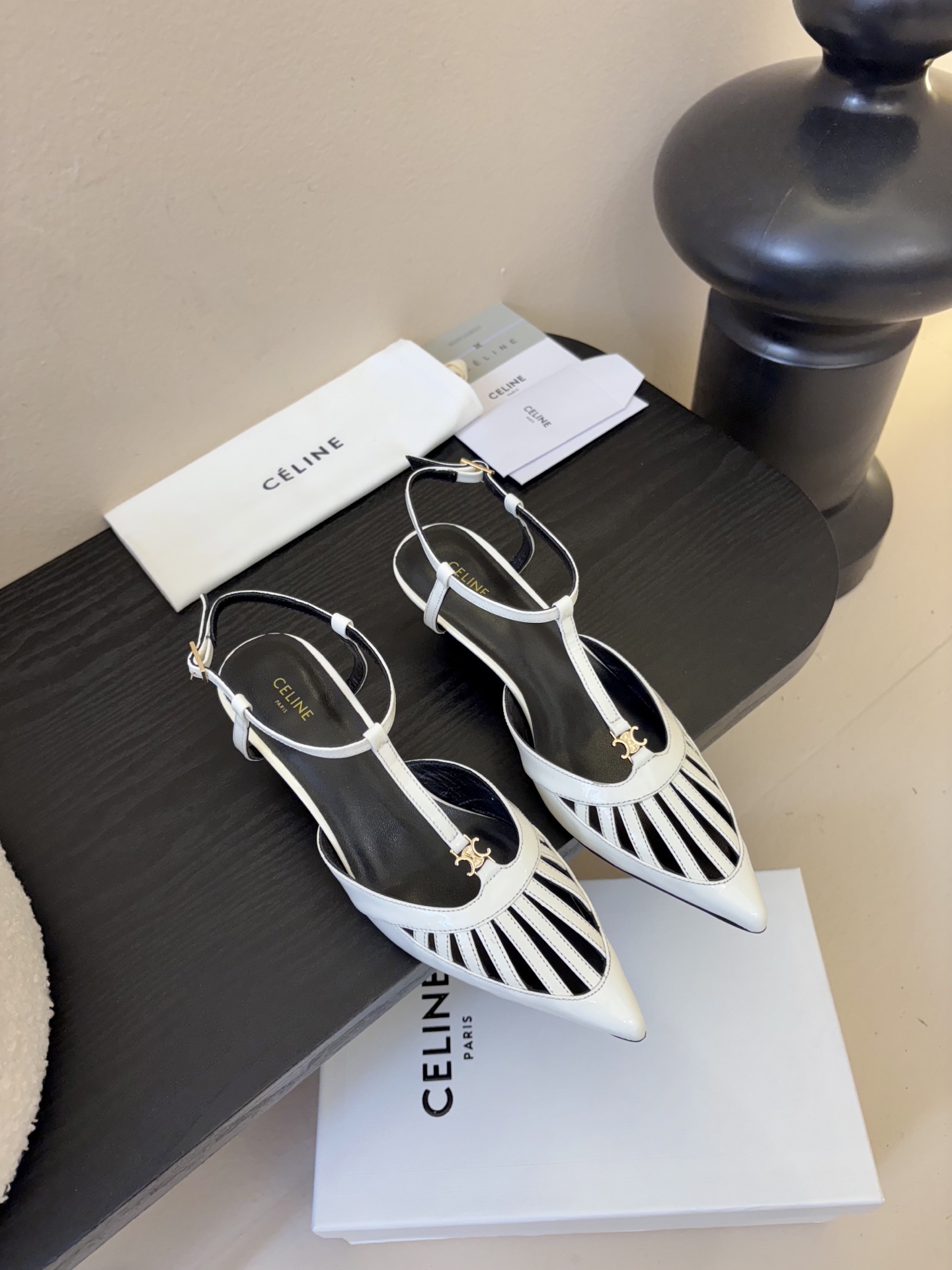 NO:725143,celine ss26 new arrival~ High version, non-market currency version C+ 26 spring and summer show slingback Arc de Triomphe fastener, retro and fashionable, small pointed toe, just right kitten heel, comfortable and elegant, upper made of cow patent leather, lining sheepskin, genuine leather outsole size 35-41 (40.41. Customized, non-returnable), high-heeled sandals, celine, sandals, high heels, sheepskin, Leather soles19860909celine ss26 new arrival～ 高版本的,非市场通货版本 C+ 26春夏秀款slingback 凯旋门扣件,复古时髦 小尖头搭配 刚刚好的小猫跟,舒适优雅 鞋面采用牛漆皮 内里羊皮 真皮大底 size 35-41（40.41.定制不退换）,高跟鞋凉鞋,celine,sandals,high heels,sheepskin,Leather soles,Women's Shoes