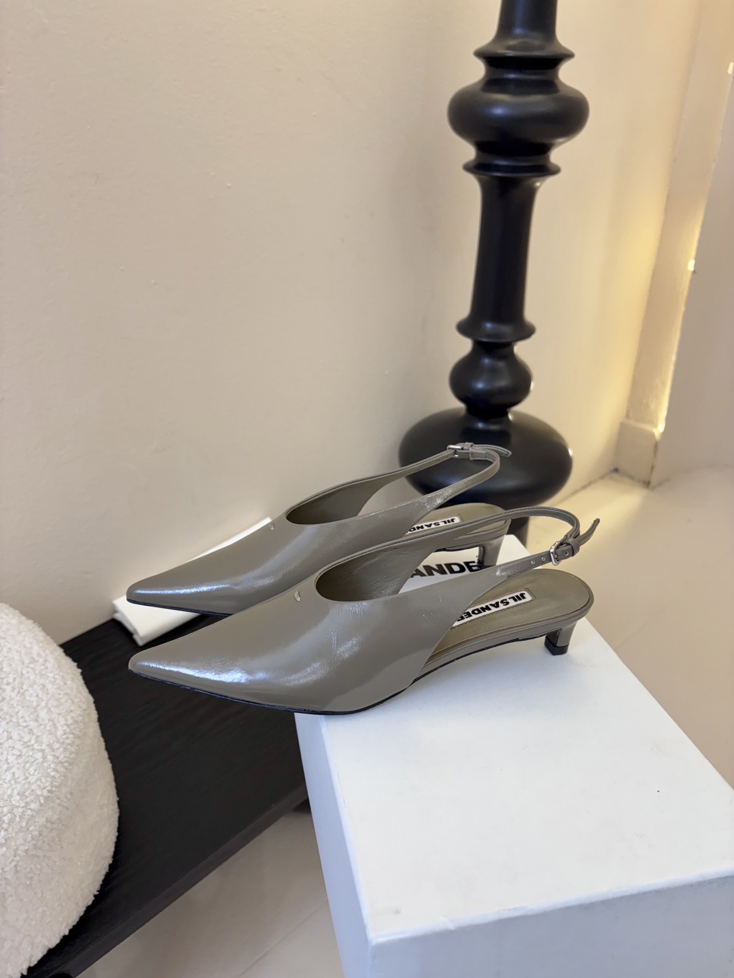 JILSander吉尔桑达𝐧𝐞𝐰26春夏尖头后空猫跟女巫凉鞋！极简主义风格！很多时尚个性的姑娘，非常青睐