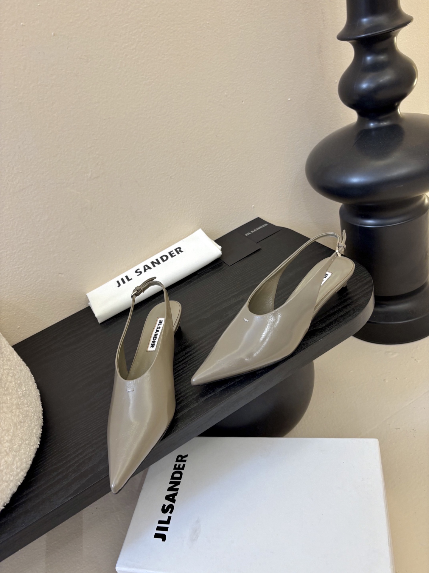 JILSander吉尔桑达𝐧𝐞𝐰26春夏尖头后空猫跟女巫凉鞋！极简主义风格！很多时尚个性的姑娘，非常青睐