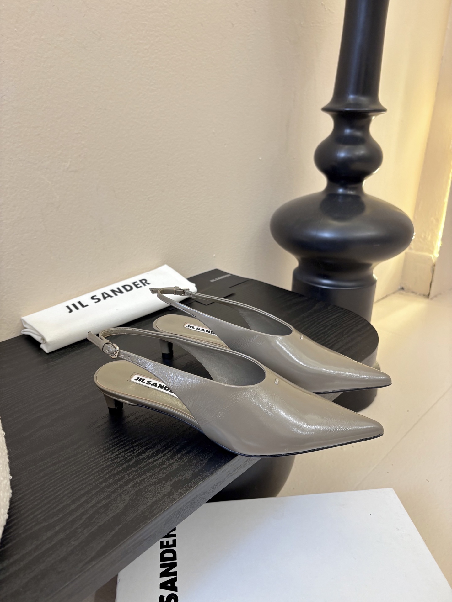 JILSander吉尔桑达𝐧𝐞𝐰26春夏尖头后空猫跟女巫凉鞋！极简主义风格！很多时尚个性的姑娘，非常青睐