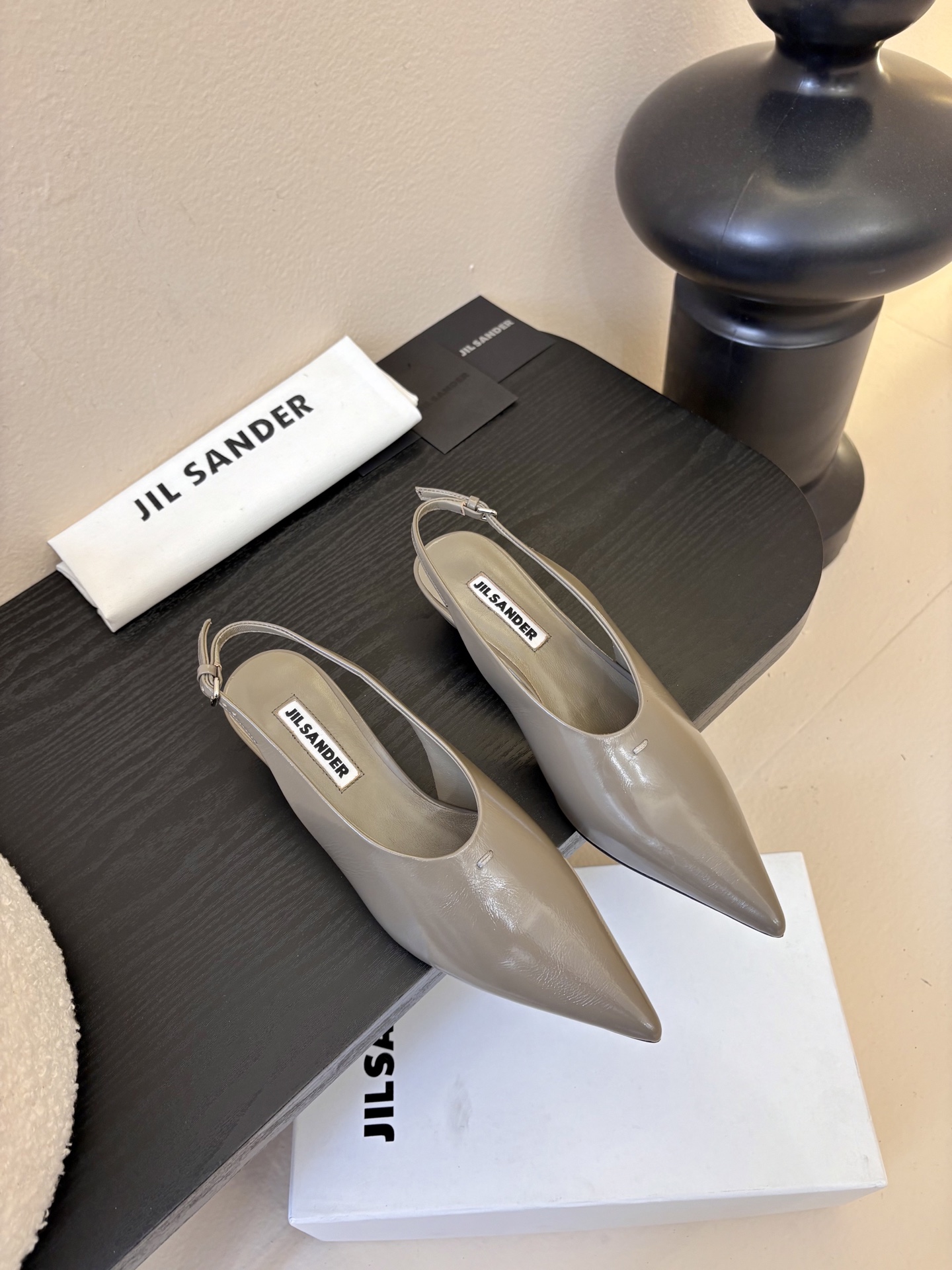 JILSander吉尔桑达𝐧𝐞𝐰26春夏尖头后空猫跟女巫凉鞋！极简主义风格！很多时尚个性的姑娘，非常青睐