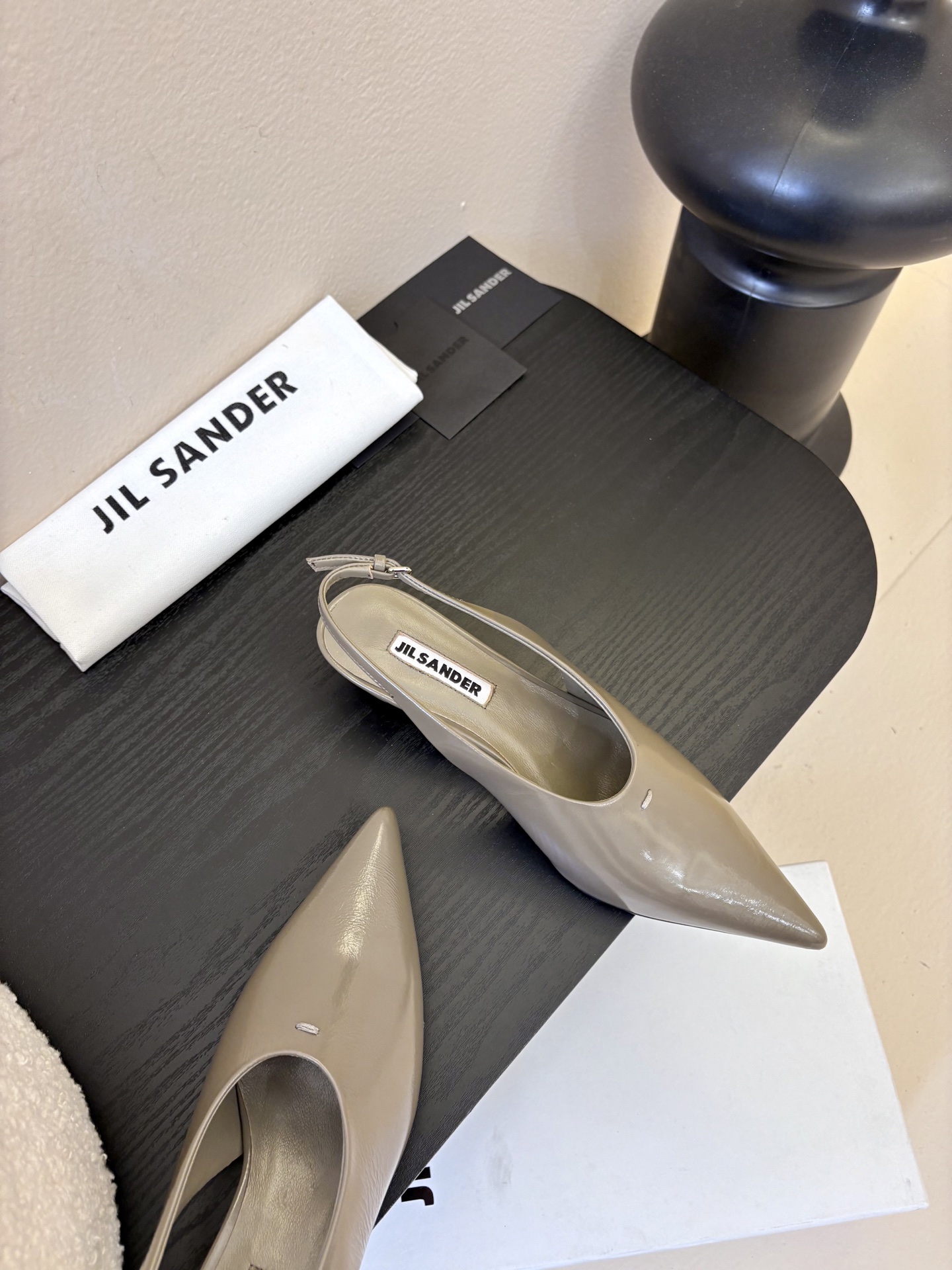 JILSander吉尔桑达𝐧𝐞𝐰26春夏尖头后空猫跟女巫凉鞋！极简主义风格！很多时尚个性的姑娘，非常青睐