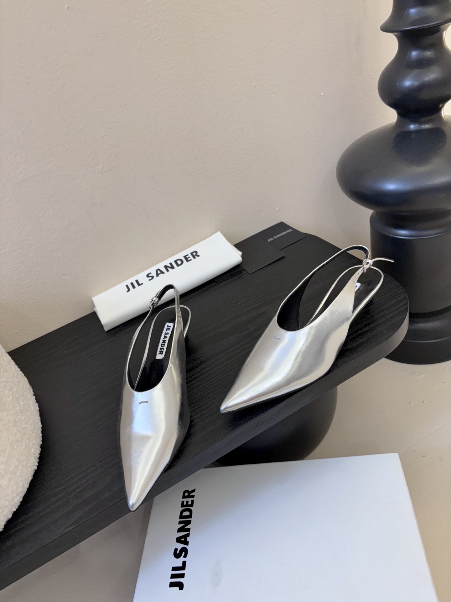 JILSander吉尔桑达𝐧𝐞𝐰26春夏尖头后空猫跟女巫凉鞋！极简主义风格！很多时尚个性的姑娘，非常青睐