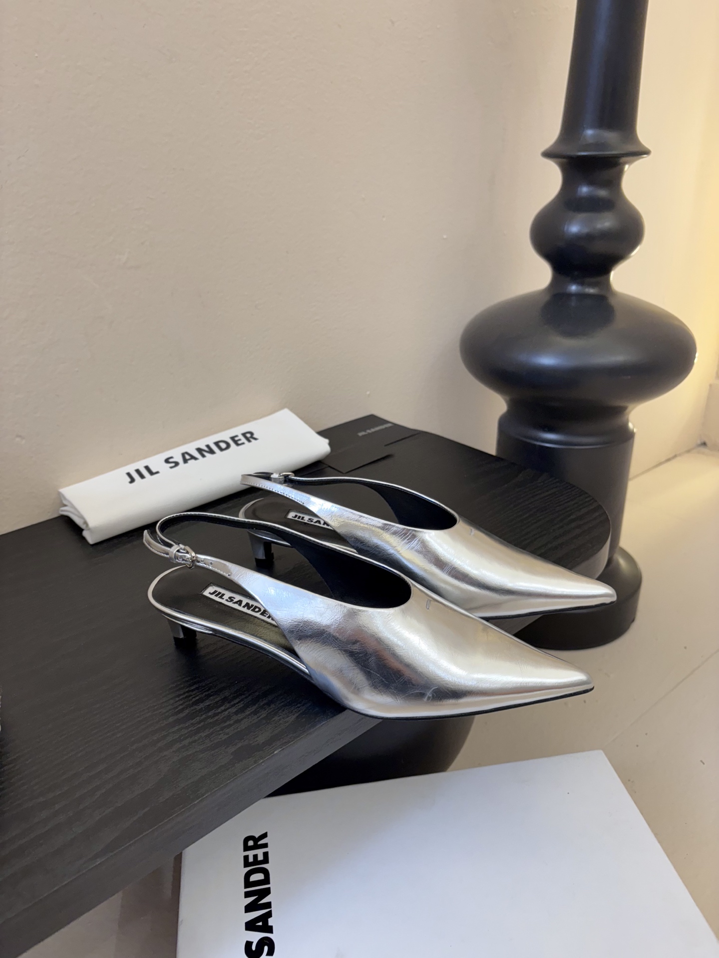 JILSander吉尔桑达𝐧𝐞𝐰26春夏尖头后空猫跟女巫凉鞋！极简主义风格！很多时尚个性的姑娘，非常青睐