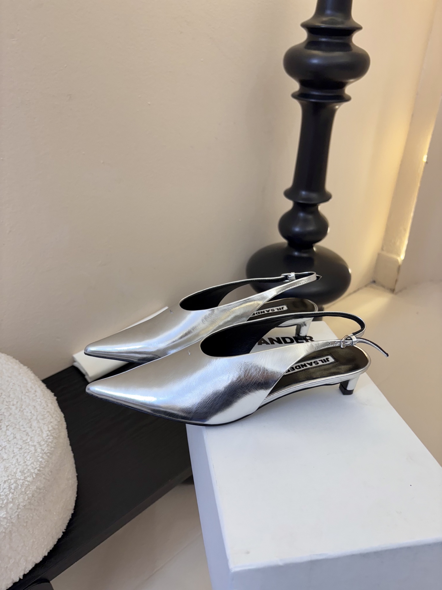 JILSander吉尔桑达𝐧𝐞𝐰26春夏尖头后空猫跟女巫凉鞋！极简主义风格！很多时尚个性的姑娘，非常青睐