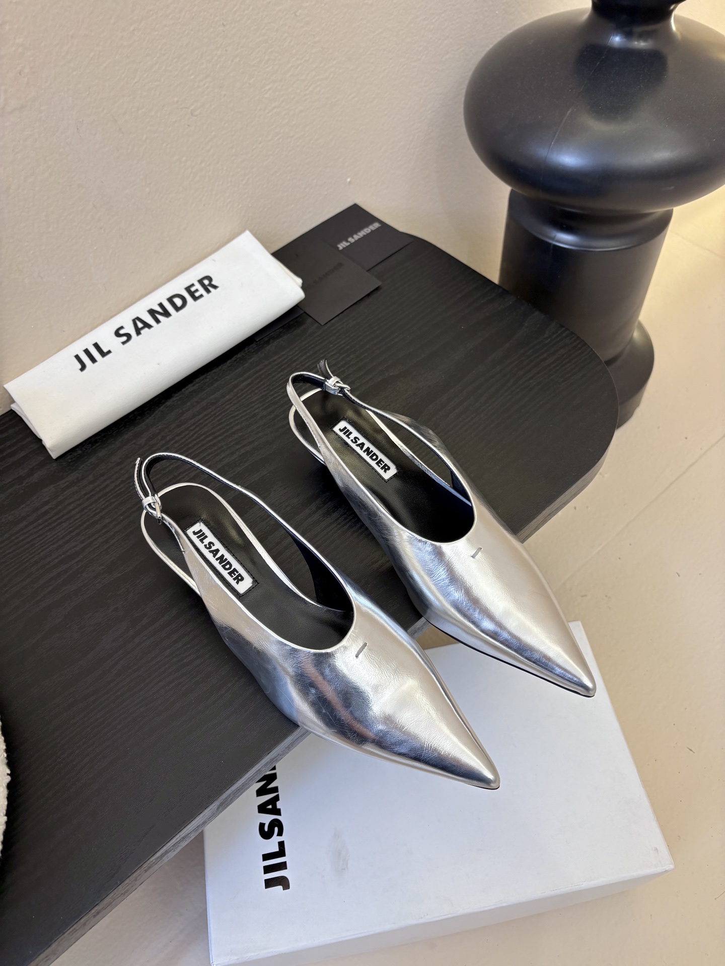 JILSander吉尔桑达𝐧𝐞𝐰26春夏尖头后空猫跟女巫凉鞋！极简主义风格！很多时尚个性的姑娘，非常青睐