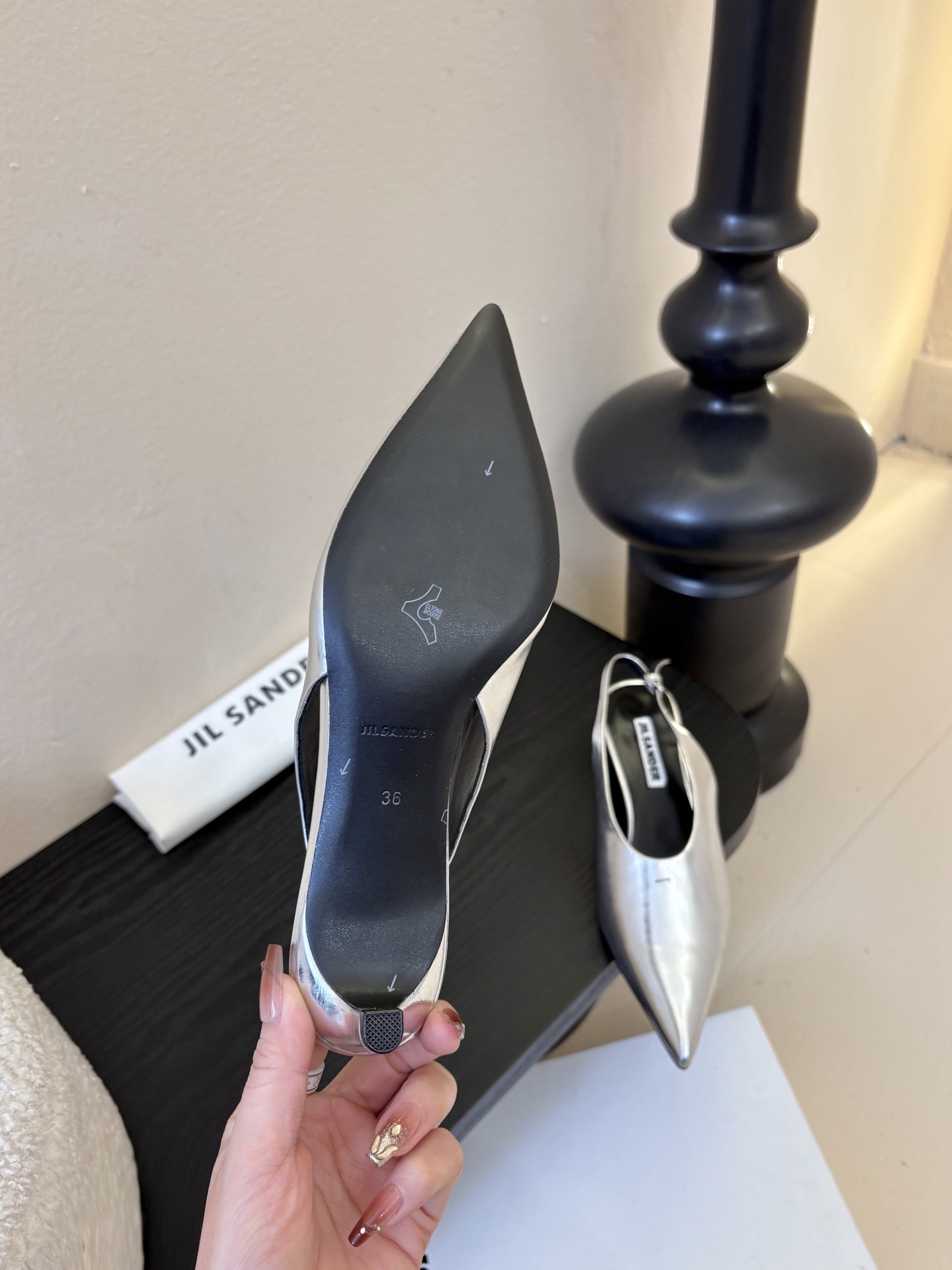 JILSander吉尔桑达𝐧𝐞𝐰26春夏尖头后空猫跟女巫凉鞋！极简主义风格！很多时尚个性的姑娘，非常青睐