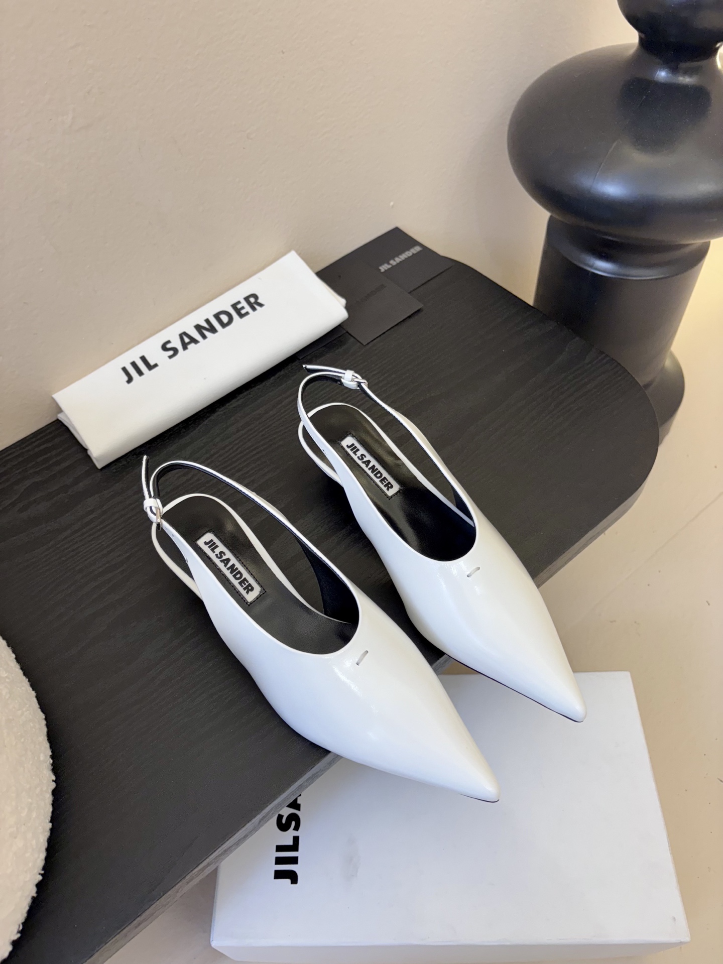 JILSander吉尔桑达𝐧𝐞𝐰26春夏尖头后空猫跟女巫凉鞋！极简主义风格！很多时尚个性的姑娘，非常青睐