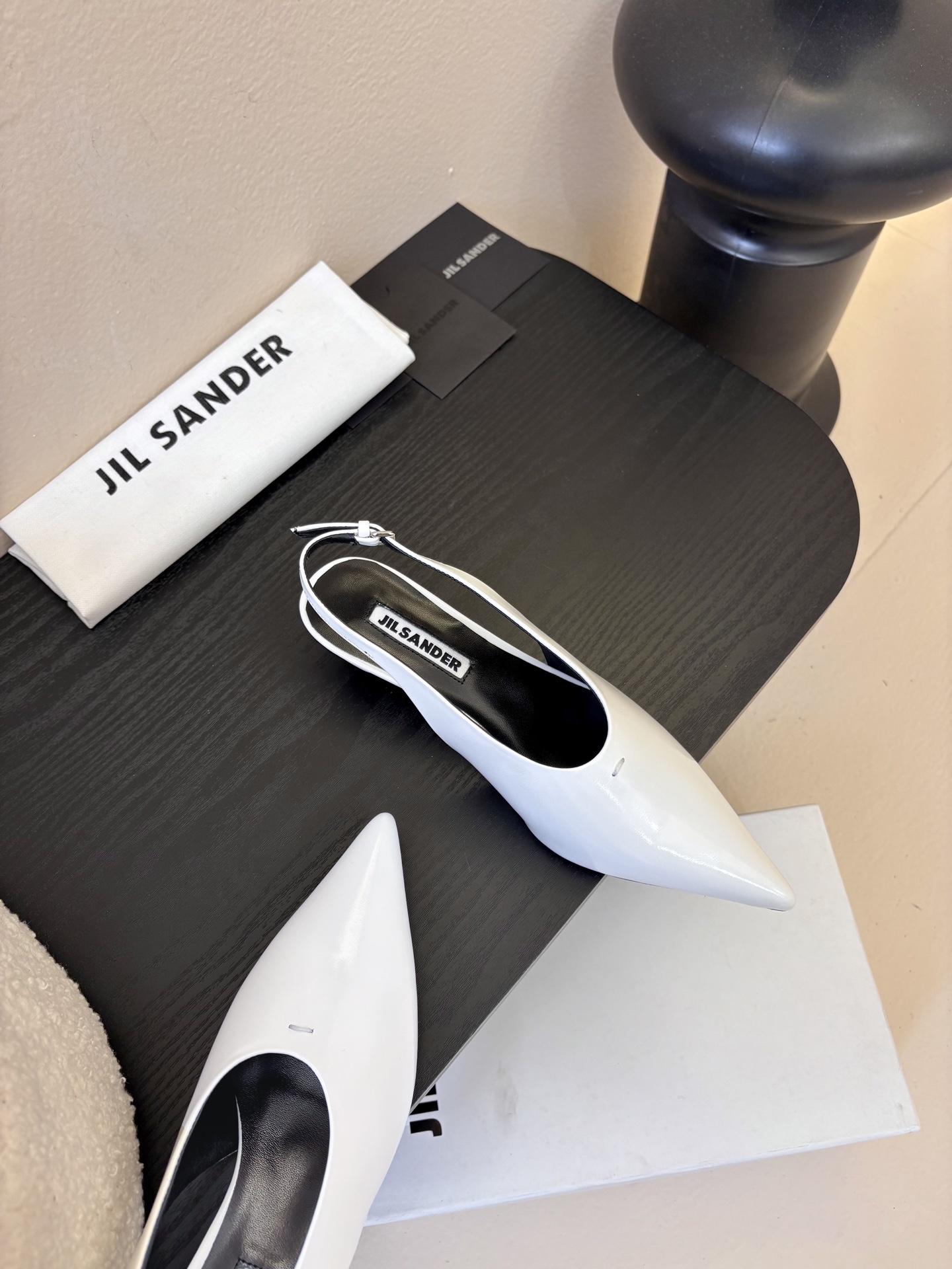 JILSander吉尔桑达𝐧𝐞𝐰26春夏尖头后空猫跟女巫凉鞋！极简主义风格！很多时尚个性的姑娘，非常青睐