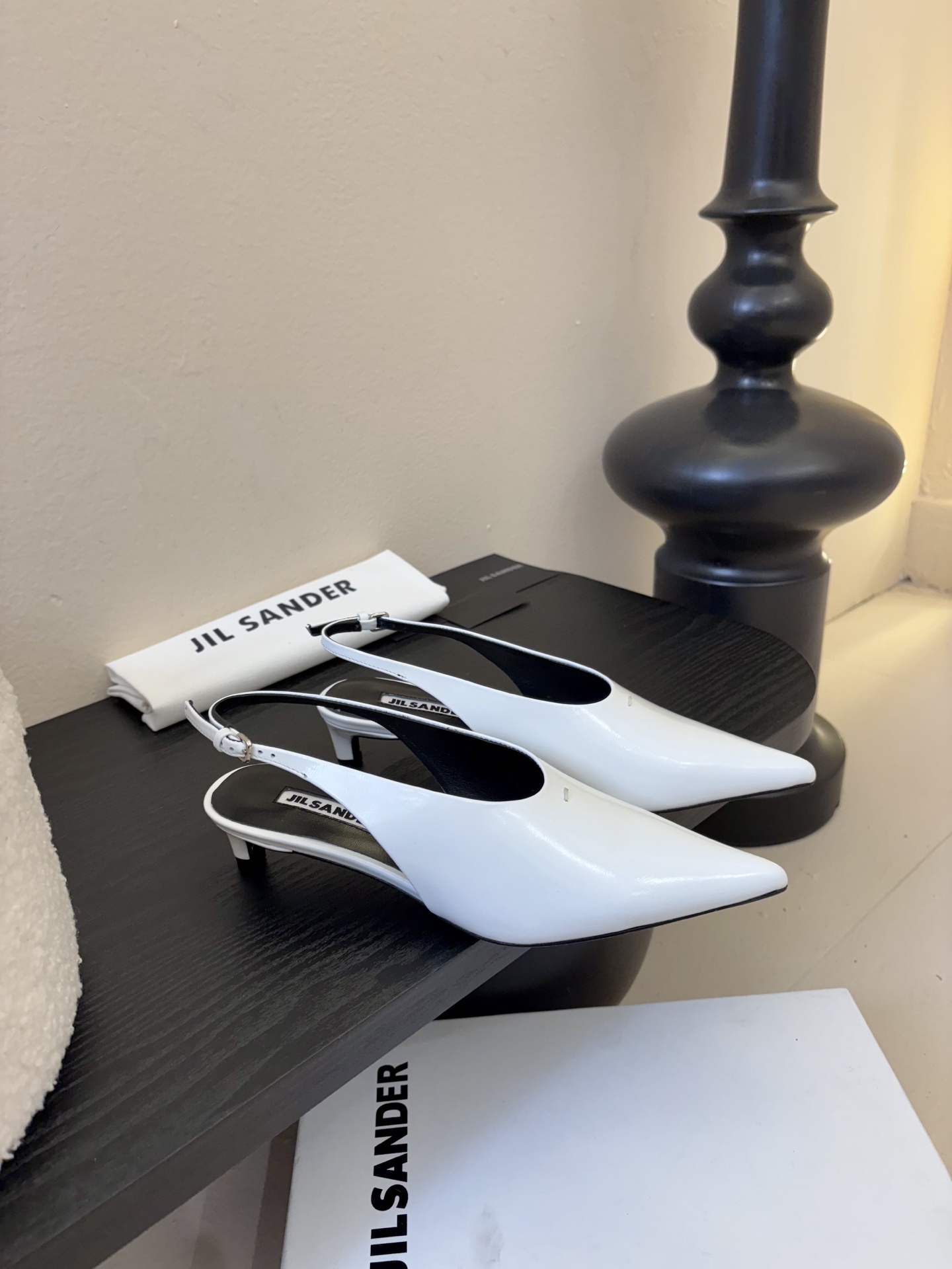 JILSander吉尔桑达𝐧𝐞𝐰26春夏尖头后空猫跟女巫凉鞋！极简主义风格！很多时尚个性的姑娘，非常青睐