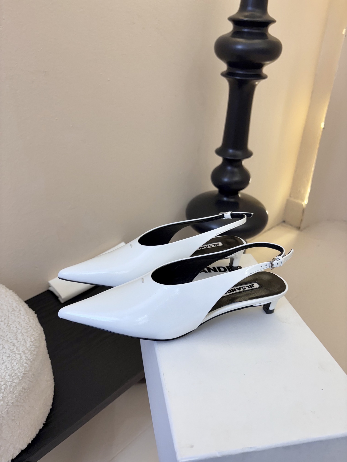 JILSander吉尔桑达𝐧𝐞𝐰26春夏尖头后空猫跟女巫凉鞋！极简主义风格！很多时尚个性的姑娘，非常青睐