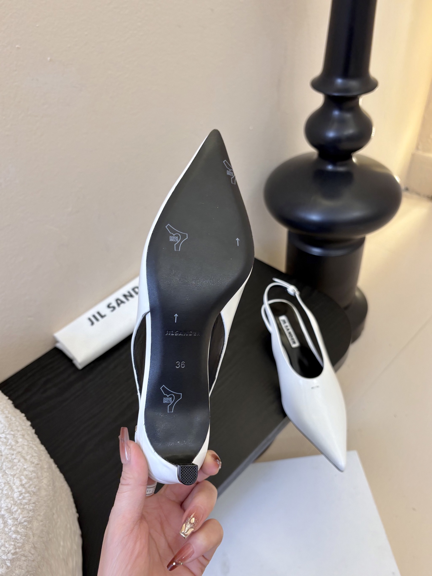 JILSander吉尔桑达𝐧𝐞𝐰26春夏尖头后空猫跟女巫凉鞋！极简主义风格！很多时尚个性的姑娘，非常青睐