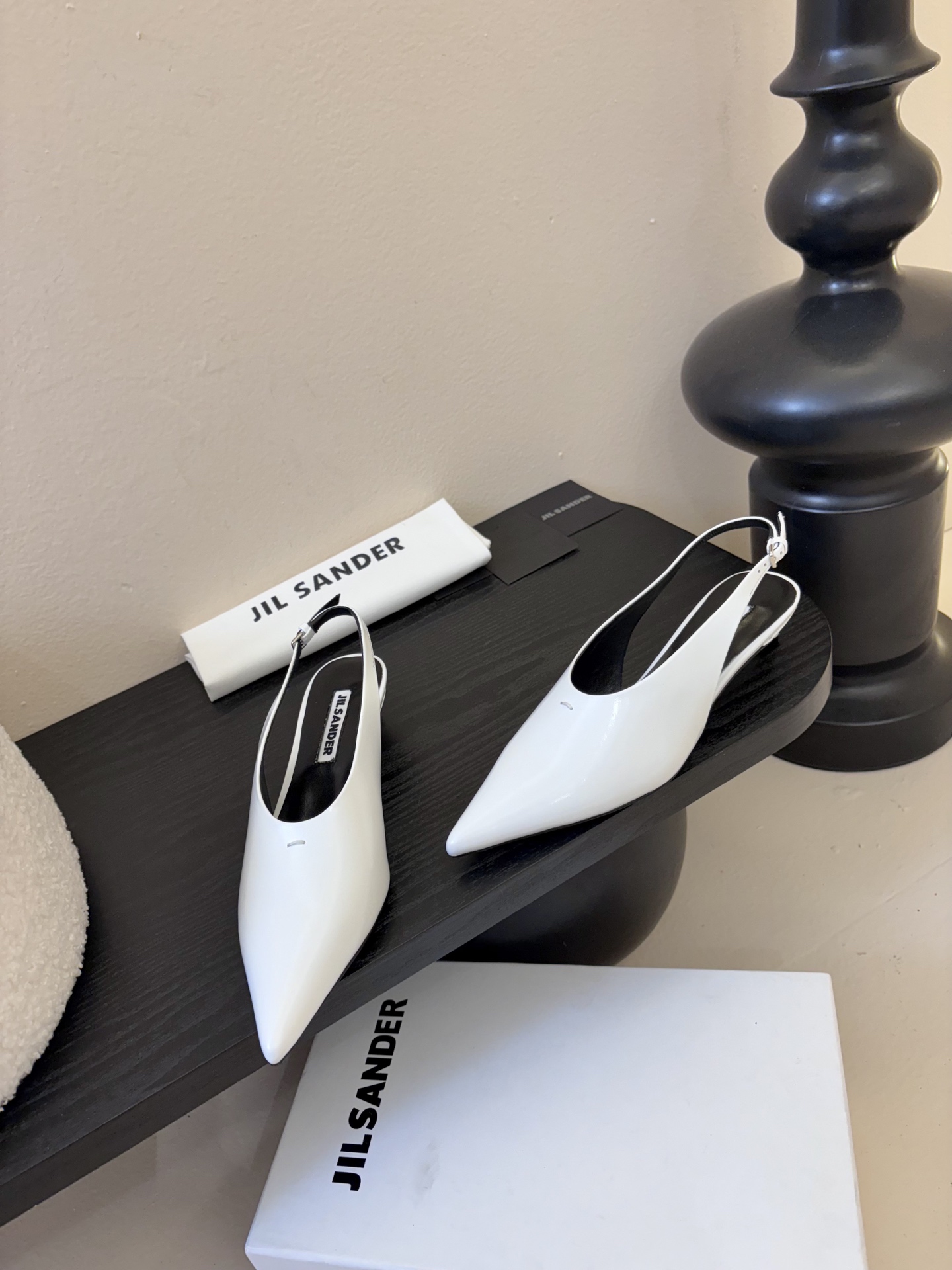 JILSander吉尔桑达𝐧𝐞𝐰26春夏尖头后空猫跟女巫凉鞋！极简主义风格！很多时尚个性的姑娘，非常青睐