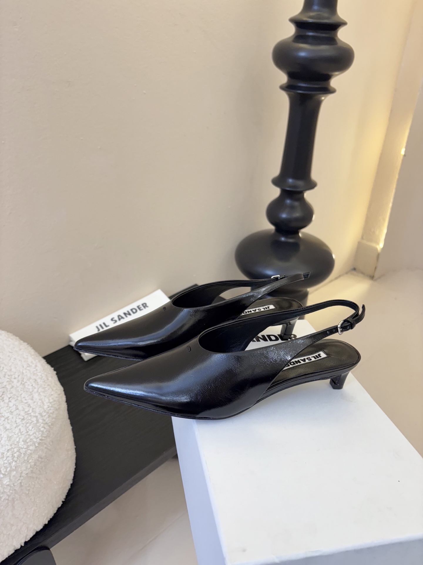 JILSander吉尔桑达𝐧𝐞𝐰26春夏尖头后空猫跟女巫凉鞋！极简主义风格！很多时尚个性的姑娘，非常青睐