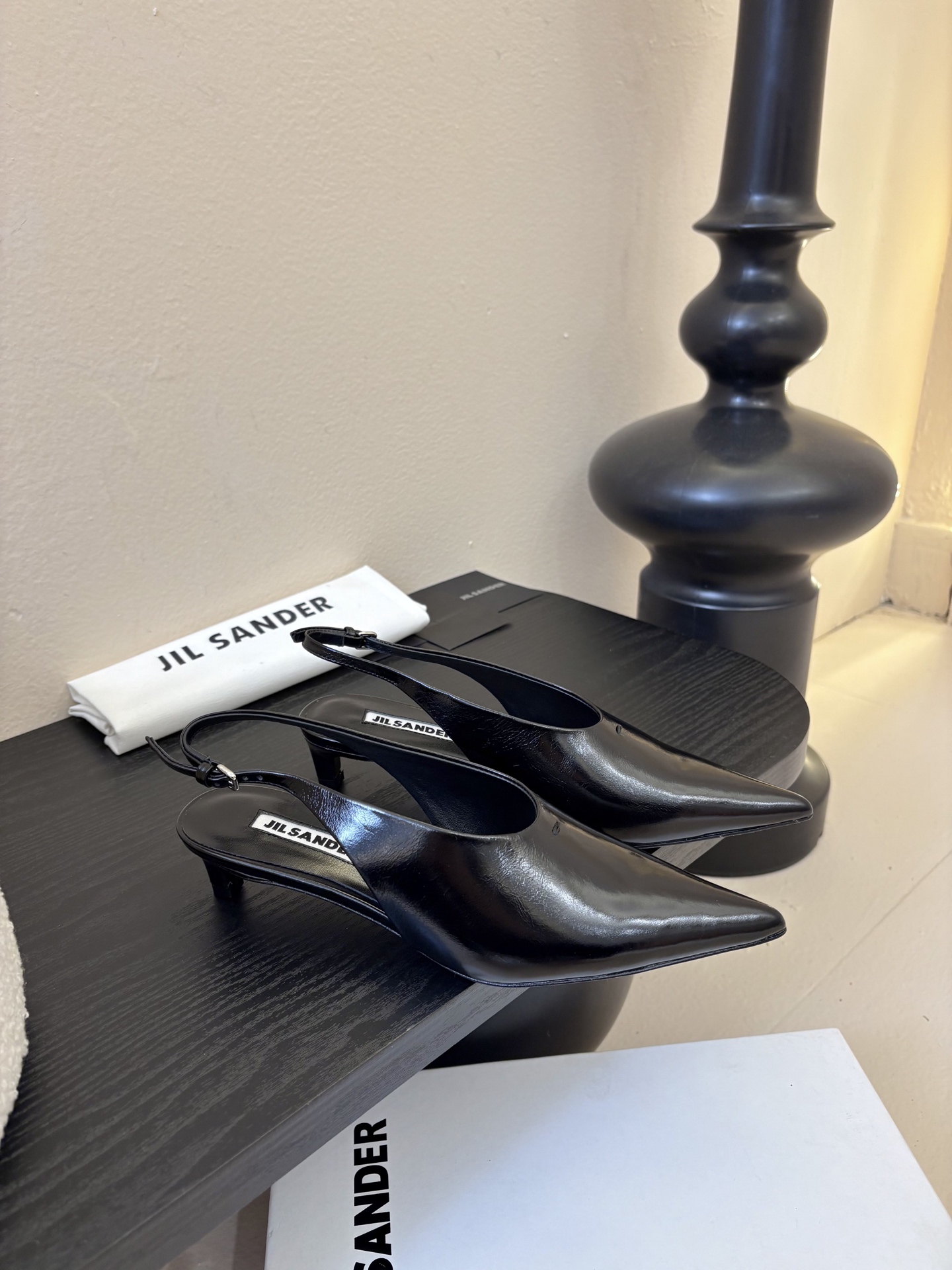 JILSander吉尔桑达𝐧𝐞𝐰26春夏尖头后空猫跟女巫凉鞋！极简主义风格！很多时尚个性的姑娘，非常青睐