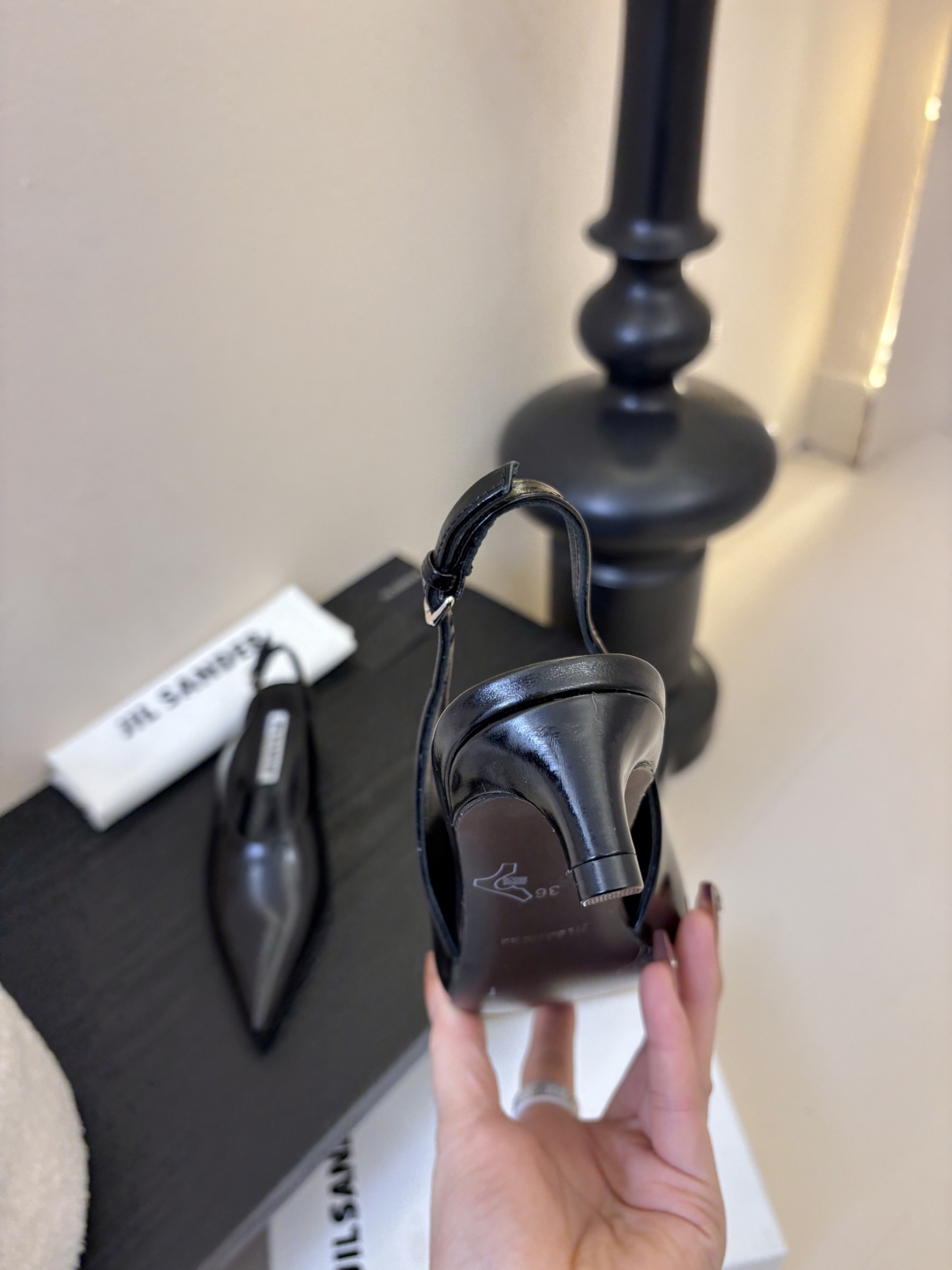 JILSander吉尔桑达𝐧𝐞𝐰26春夏尖头后空猫跟女巫凉鞋！极简主义风格！很多时尚个性的姑娘，非常青睐