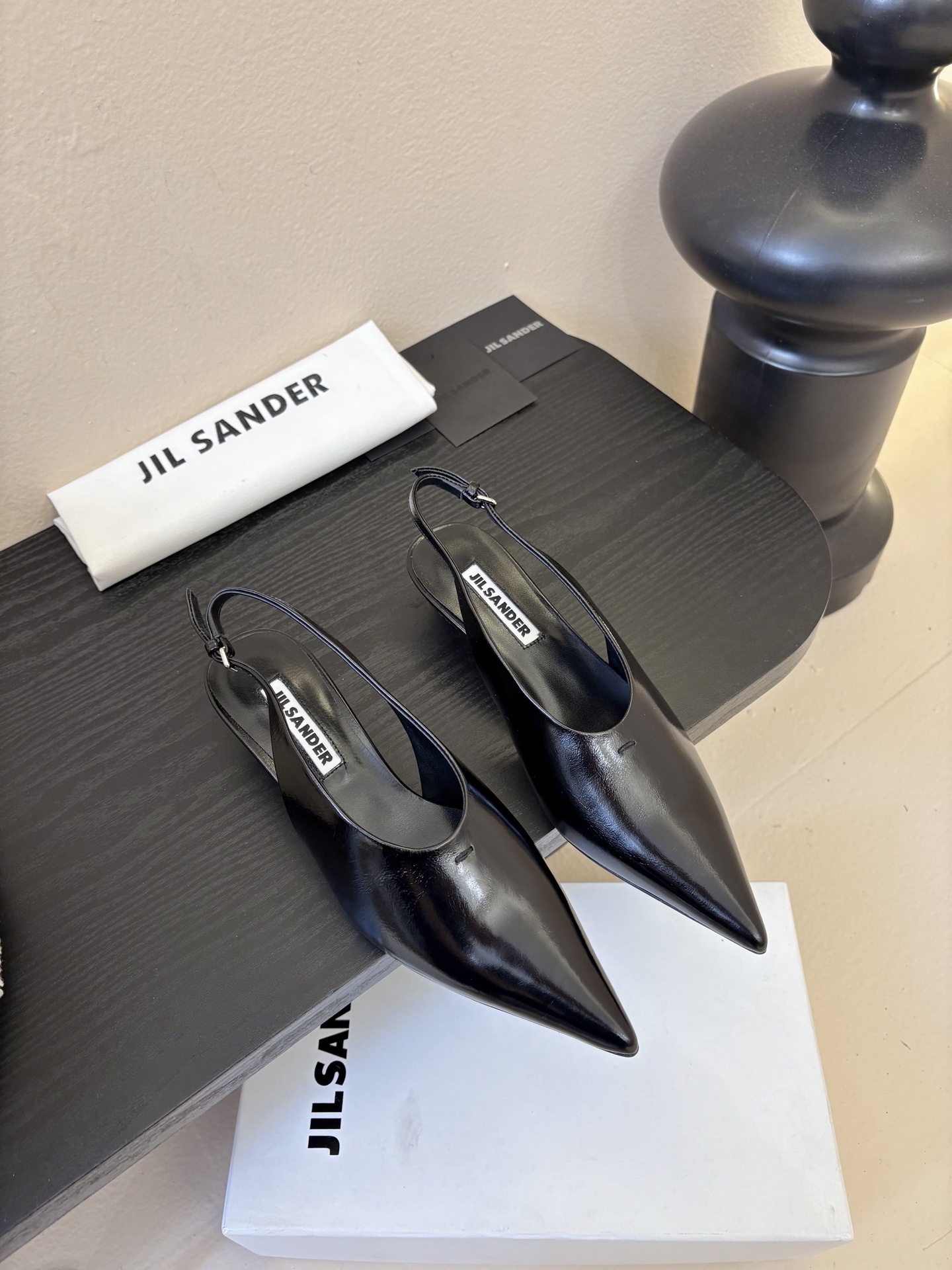 NO:725149,JILSander 26 spring and summer pointed toe back empty cat-heel witch sandals!  Minimalist style!  Many girls with fashionable personalities are very fond of international affordable luxury brands like jils@nder!  Don’t follow the trend, don’t blindly follow the trend, have your own unique interpretation of fashion and avant-garde in your daily look!  Highly recommend this pointed toe back sandal, the shoe shape is slender, simple, fashionable and unique!  Easy to wear and match, fresh and refined, the upper legs are super long...' The upper is made of original imported calf wax leather, the inner padding sheepskin, the Italian imported genuine leather outsole, the heel height is 2.5cm, the size: 35-41 (40 and 41 are non-returnable), high heels and sandals, jil sander, jil sander, sandals, high heels, sheepskin, Leather soles19860909JILSander吉尔桑达26春夏尖头后空猫跟女巫凉鞋！极简主义风格！ 很多时尚个性的姑娘,非常青睐jils@nder这样一些国际轻奢品牌！不跟风,不盲从,平日look有着自己对时尚和前卫的独特诠释！极力推荐 这款尖头后空凉鞋,鞋型修长,简约时尚又与众不同！好穿好搭清新脱俗,上脚超显腿长………” 鞋面采用原版进口小牛油蜡皮 内里垫脚羊皮 意大利进口真皮大底  跟高2.5cm 码数:35-41（40 41定不退换）,高跟鞋凉鞋,jil sander,jil sander,sandals,high heels,sheepskin,Leather soles,Women's Shoes