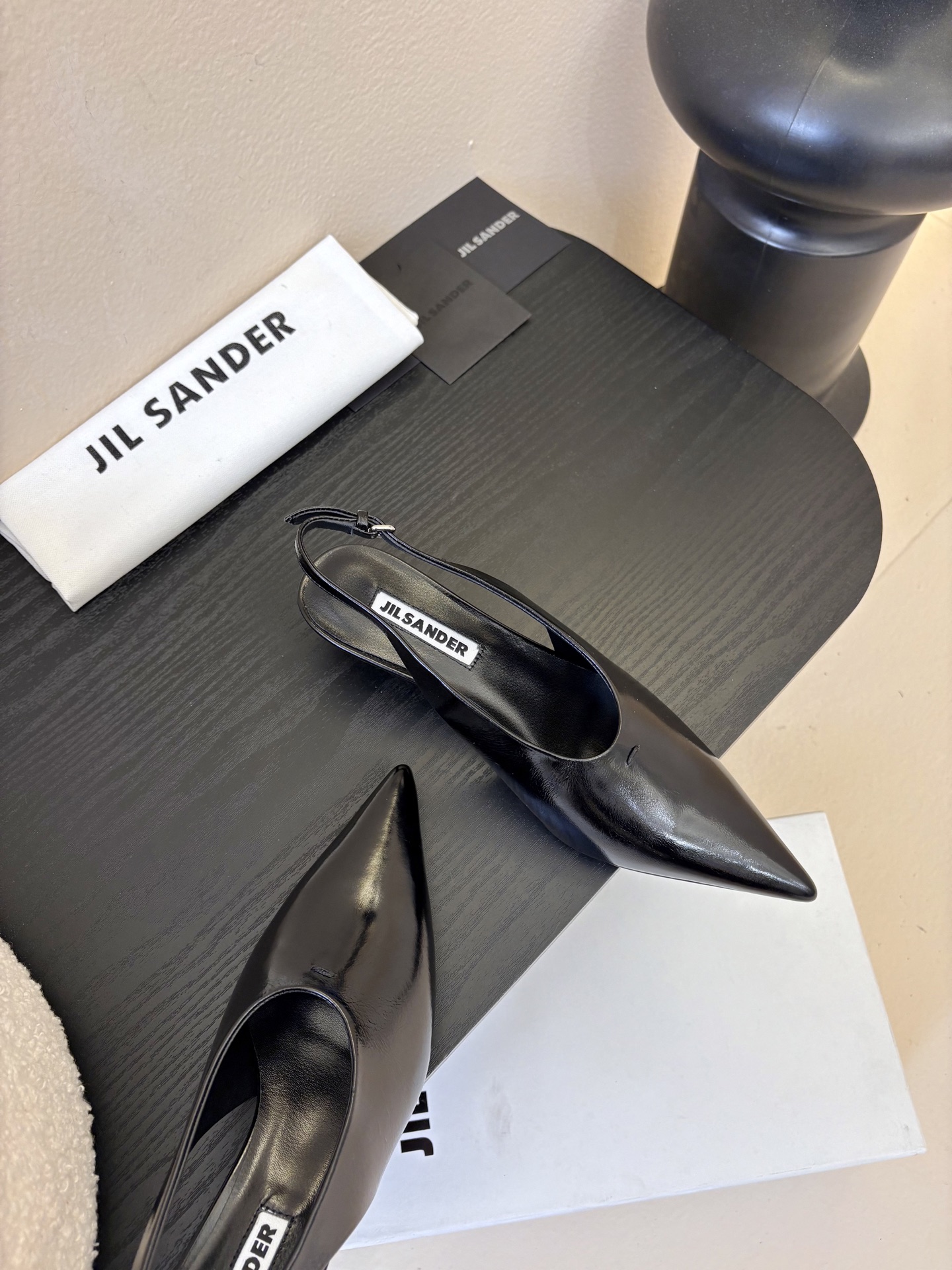 JILSander吉尔桑达𝐧𝐞𝐰26春夏尖头后空猫跟女巫凉鞋！极简主义风格！很多时尚个性的姑娘，非常青睐