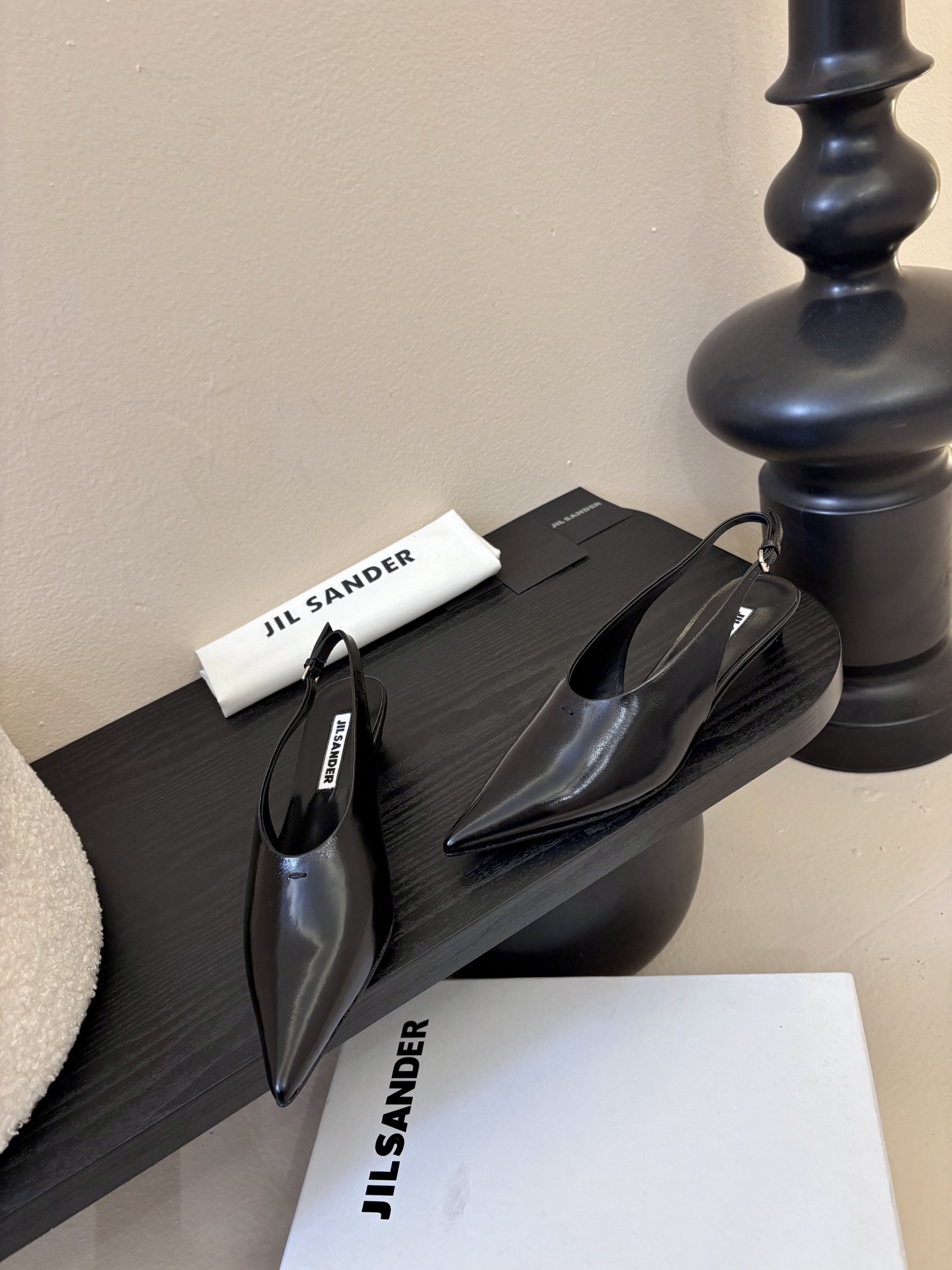 JILSander吉尔桑达𝐧𝐞𝐰26春夏尖头后空猫跟女巫凉鞋！极简主义风格！很多时尚个性的姑娘，非常青睐