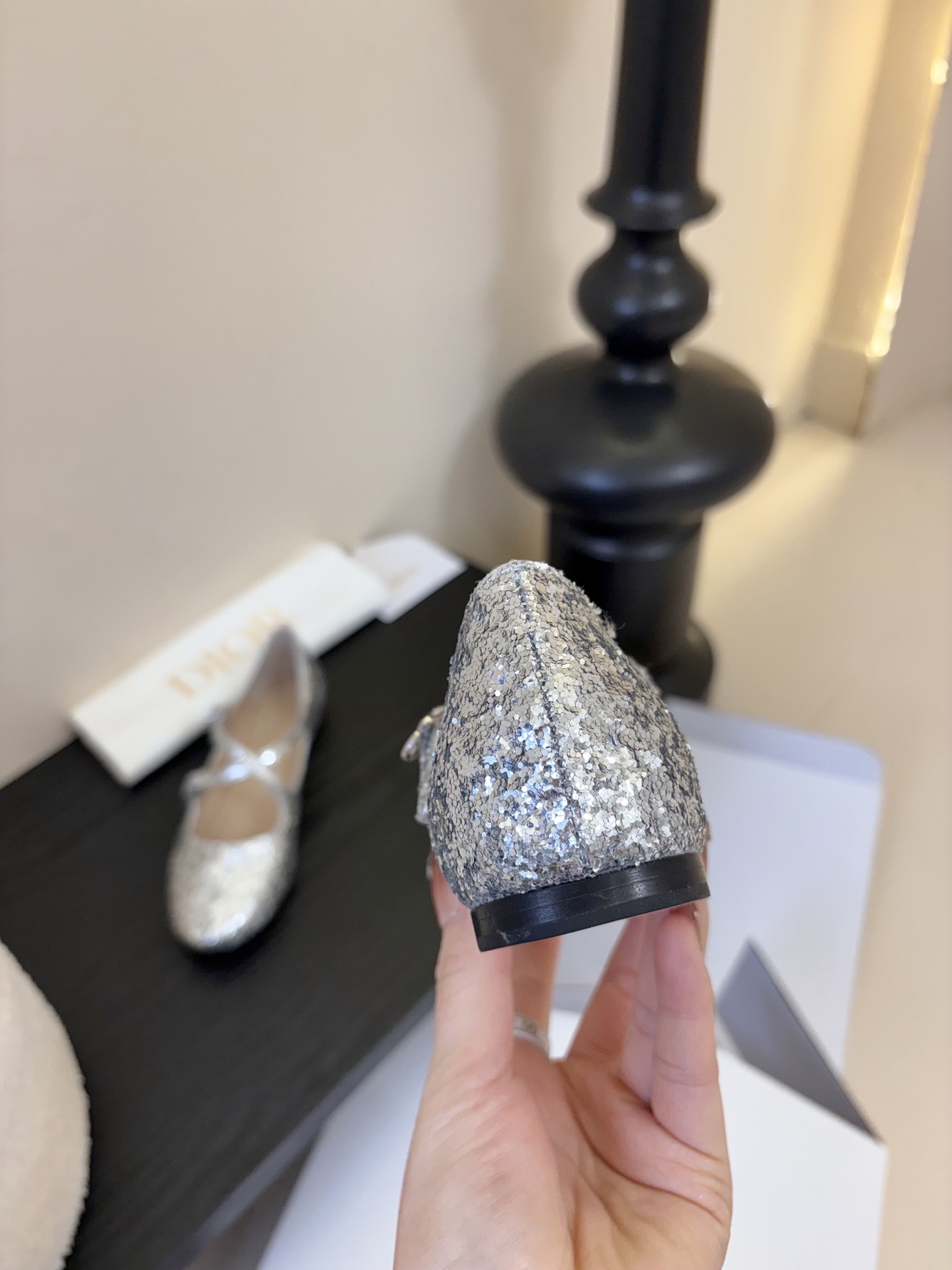 Dior/迪奥新品玛丽珍这款鞋以利落廓形重塑女性力量美学鞋跟高度拿捏得宜 既衬出修长腿线每一步都带着不刻