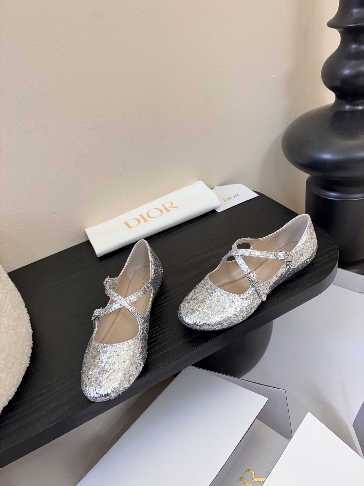 Dior/迪奥新品玛丽珍这款鞋以利落廓形重塑女性力量美学鞋跟高度拿捏得宜 既衬出修长腿线每一步都带着不刻