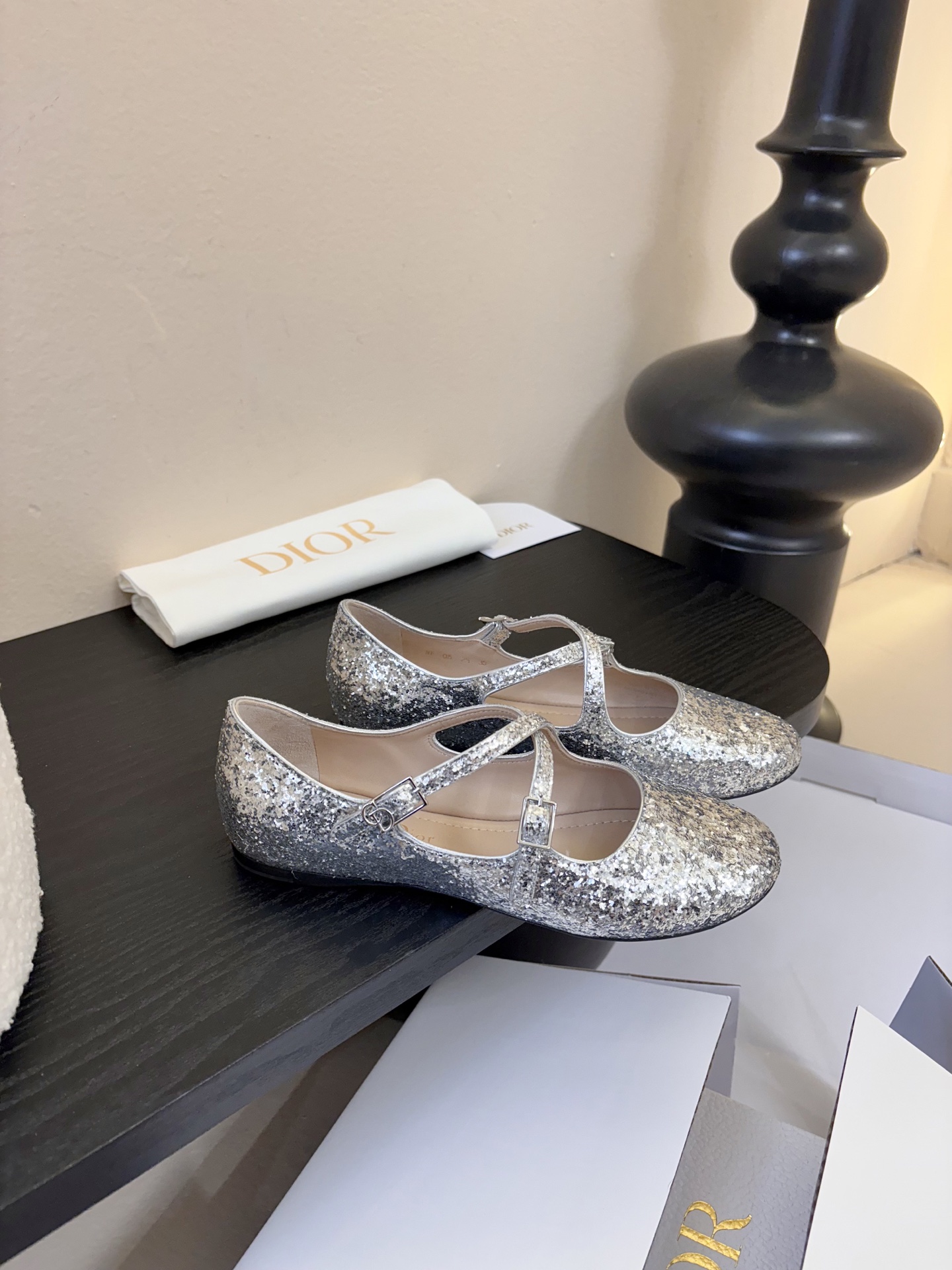 Dior/迪奥新品玛丽珍这款鞋以利落廓形重塑女性力量美学鞋跟高度拿捏得宜 既衬出修长腿线每一步都带着不刻