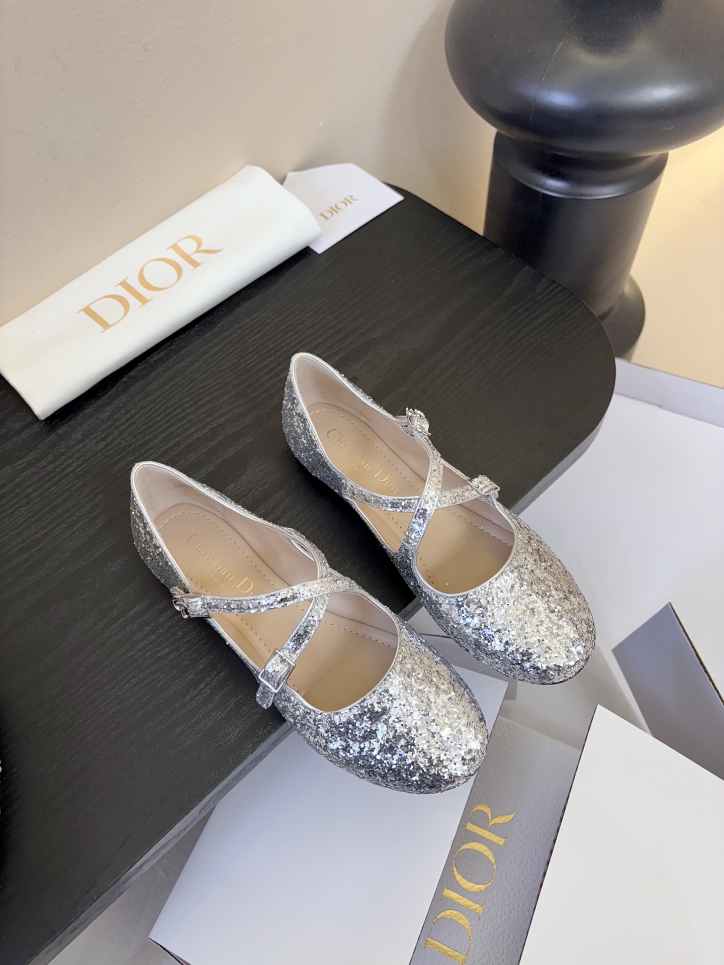 Dior/迪奥新品玛丽珍这款鞋以利落廓形重塑女性力量美学鞋跟高度拿捏得宜 既衬出修长腿线每一步都带着不刻