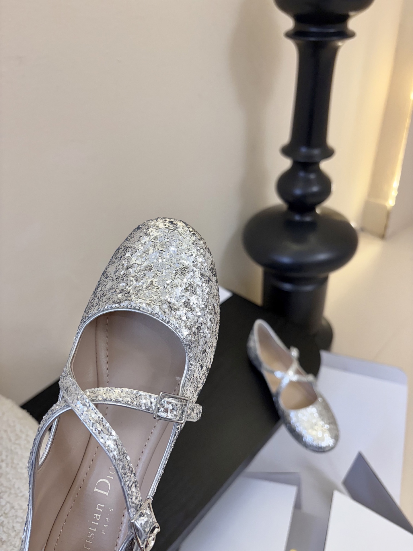 Dior/迪奥新品玛丽珍这款鞋以利落廓形重塑女性力量美学鞋跟高度拿捏得宜 既衬出修长腿线每一步都带着不刻