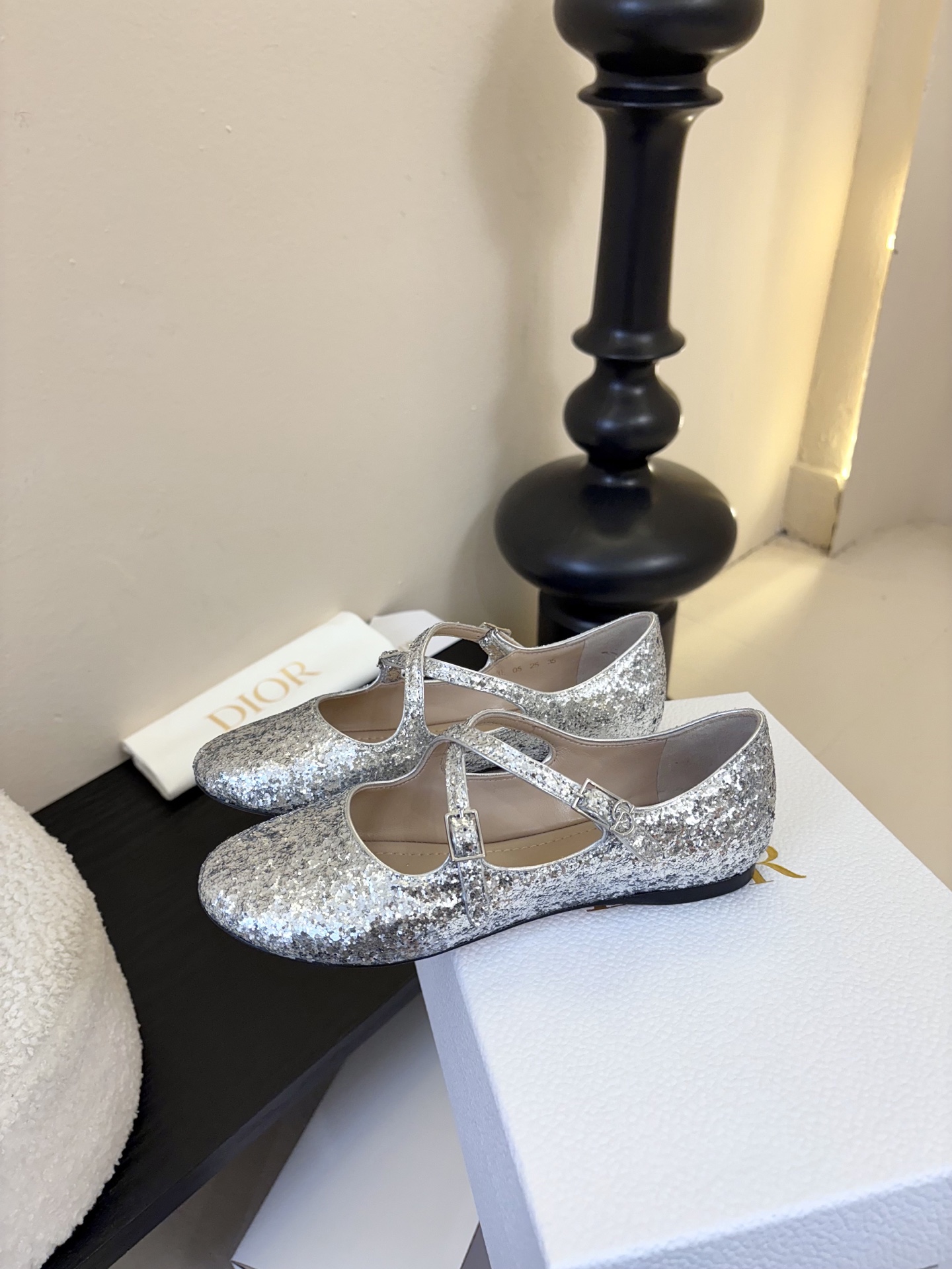 Dior/迪奥新品玛丽珍这款鞋以利落廓形重塑女性力量美学鞋跟高度拿捏得宜 既衬出修长腿线每一步都带着不刻