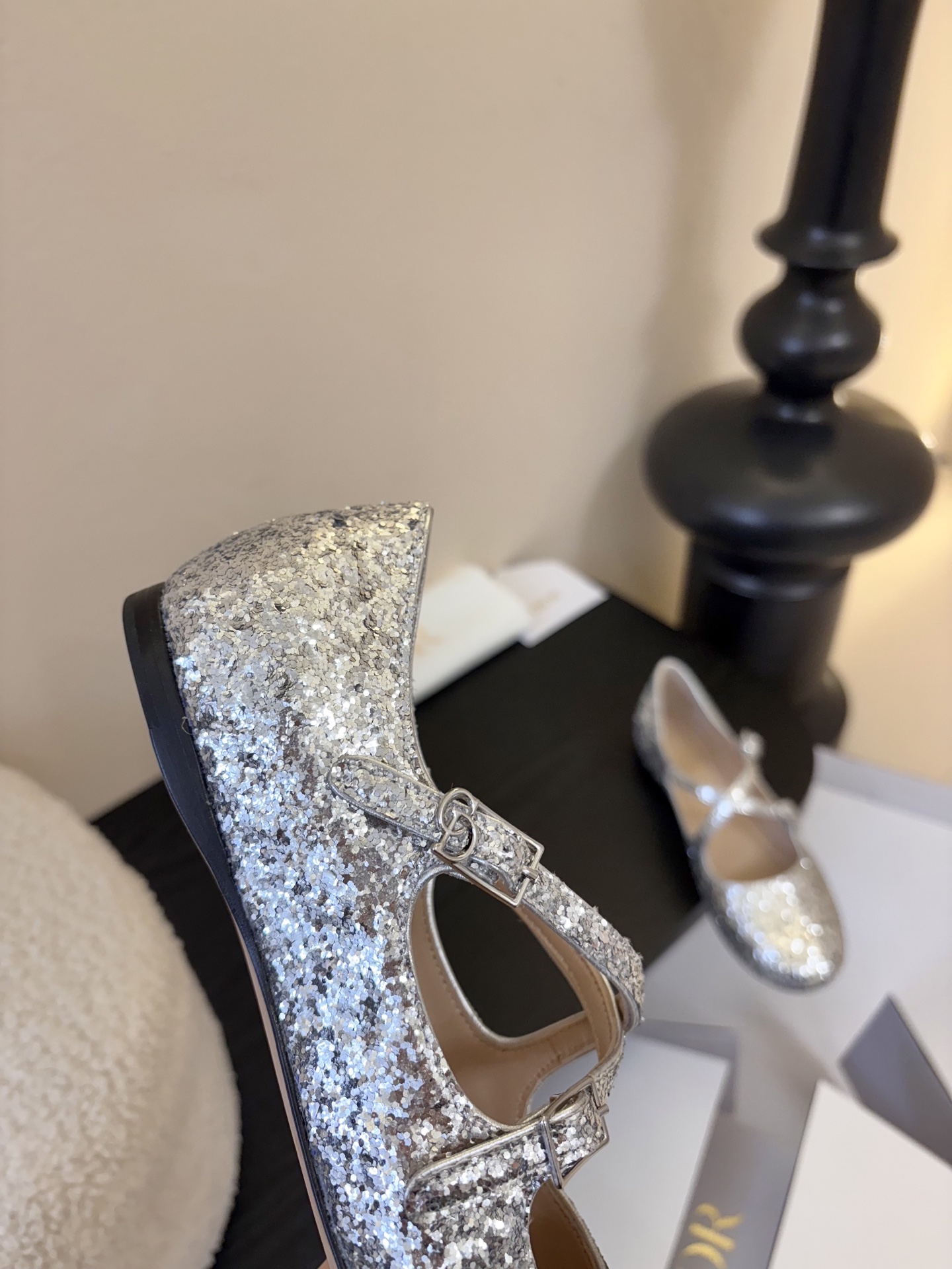 Dior/迪奥新品玛丽珍这款鞋以利落廓形重塑女性力量美学鞋跟高度拿捏得宜 既衬出修长腿线每一步都带着不刻