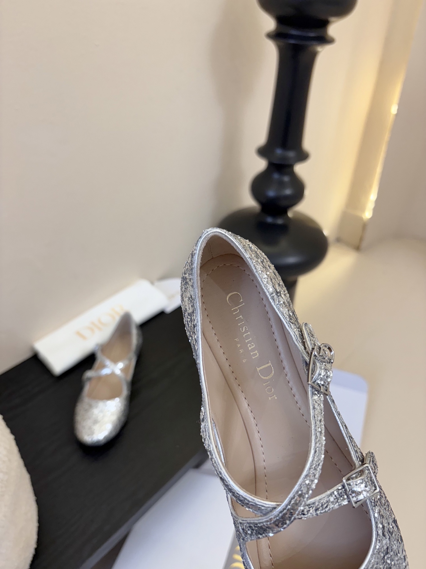 Dior/迪奥新品玛丽珍这款鞋以利落廓形重塑女性力量美学鞋跟高度拿捏得宜 既衬出修长腿线每一步都带着不刻