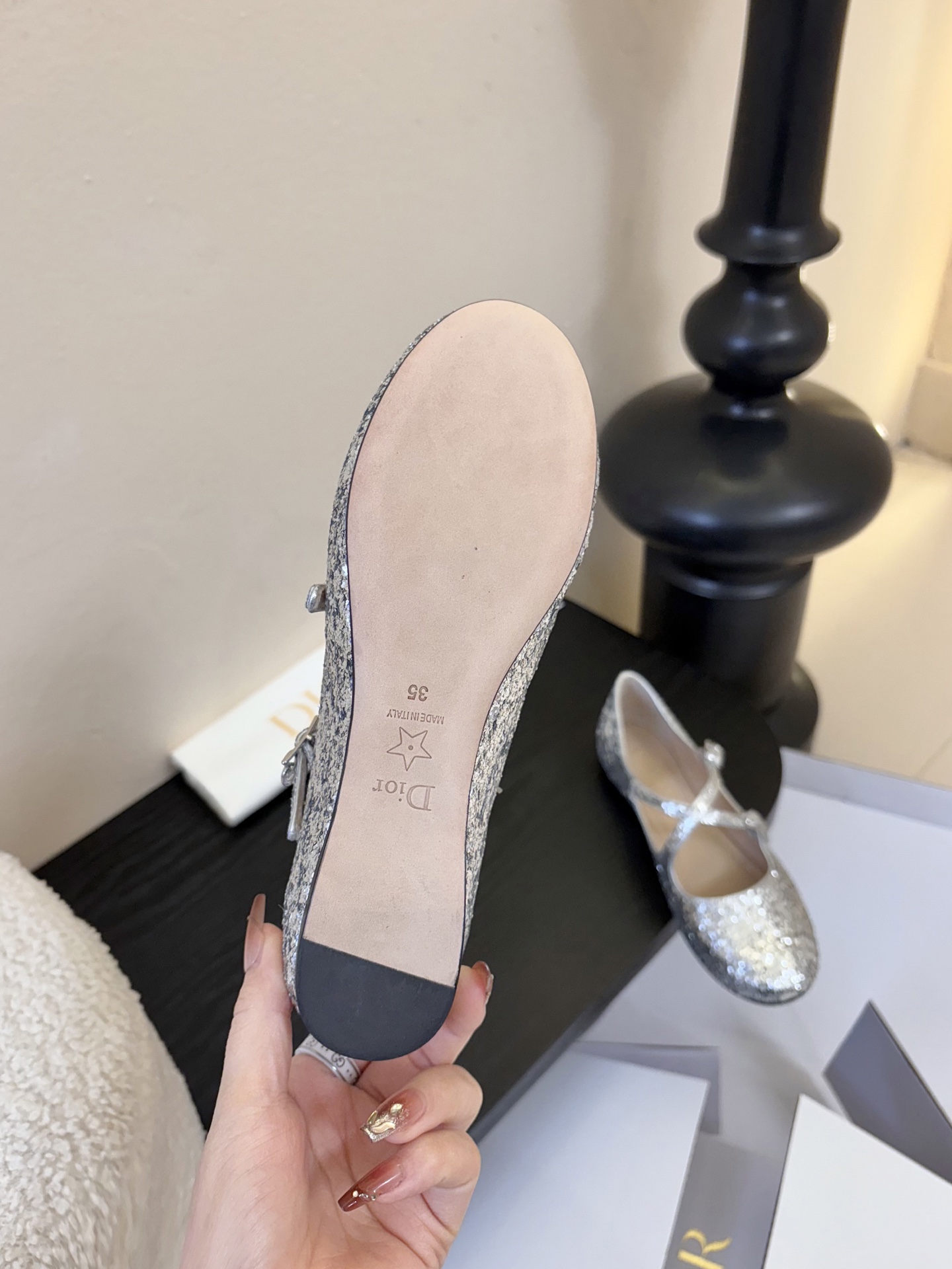 Dior/迪奥新品玛丽珍这款鞋以利落廓形重塑女性力量美学鞋跟高度拿捏得宜 既衬出修长腿线每一步都带着不刻