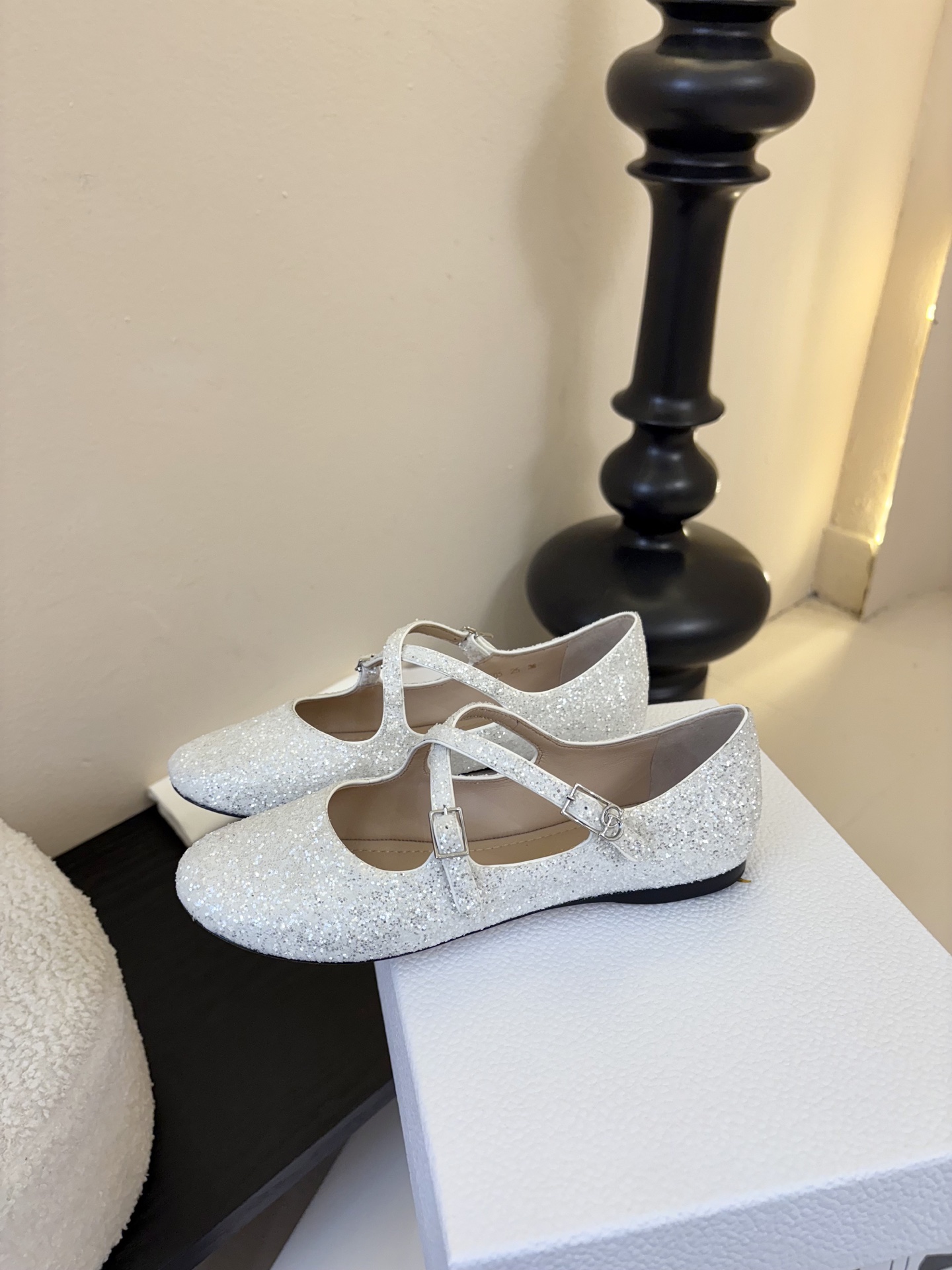 Dior/迪奥新品玛丽珍这款鞋以利落廓形重塑女性力量美学鞋跟高度拿捏得宜 既衬出修长腿线每一步都带着不刻