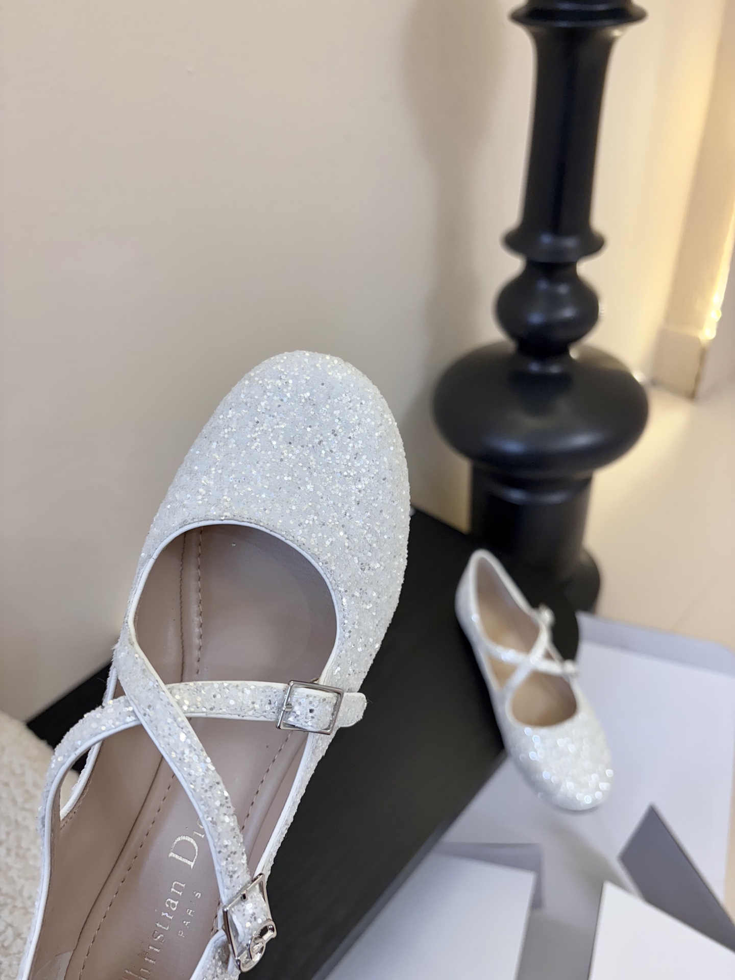 Dior/迪奥新品玛丽珍这款鞋以利落廓形重塑女性力量美学鞋跟高度拿捏得宜 既衬出修长腿线每一步都带着不刻