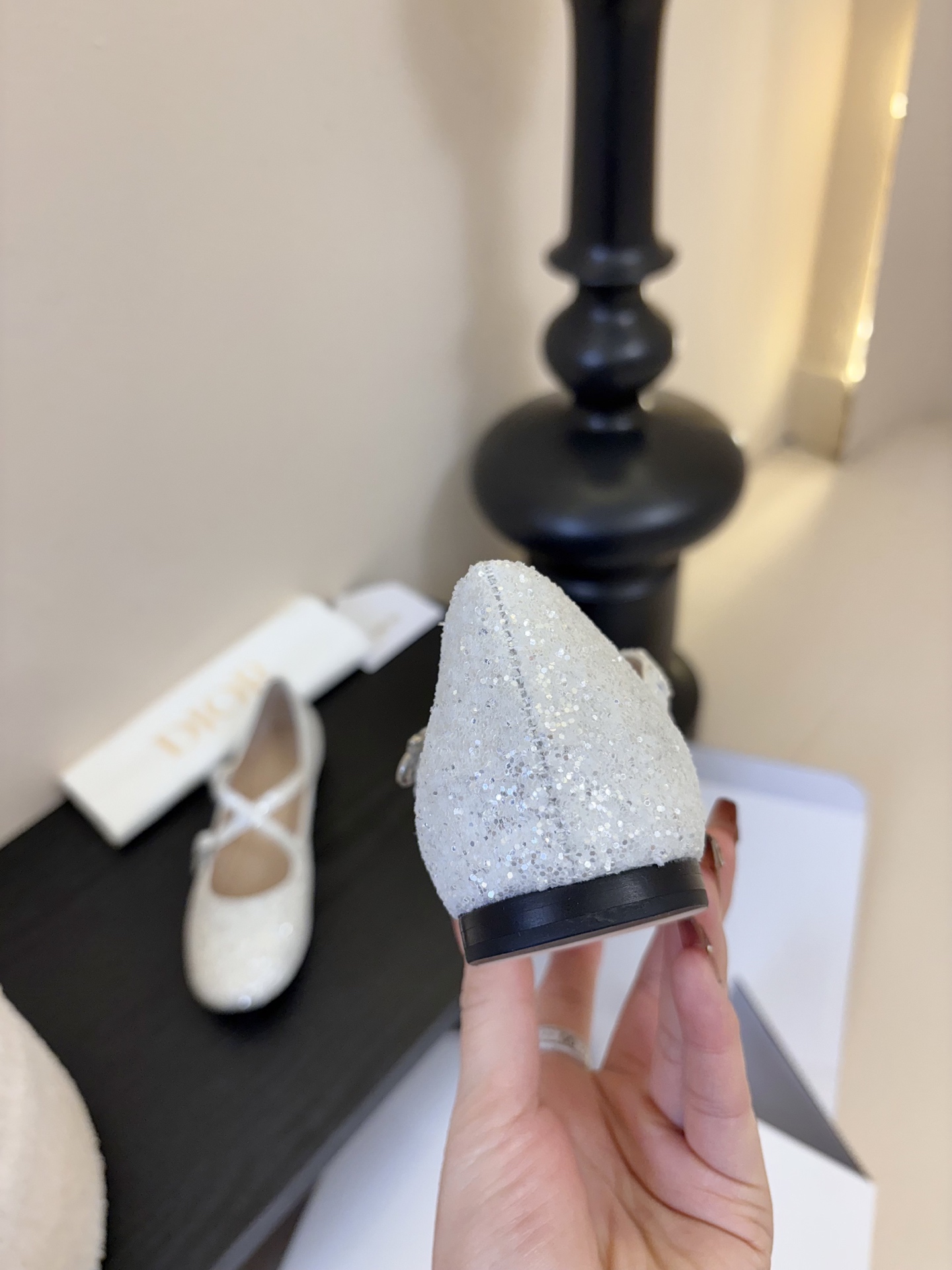 Dior/迪奥新品玛丽珍这款鞋以利落廓形重塑女性力量美学鞋跟高度拿捏得宜 既衬出修长腿线每一步都带着不刻