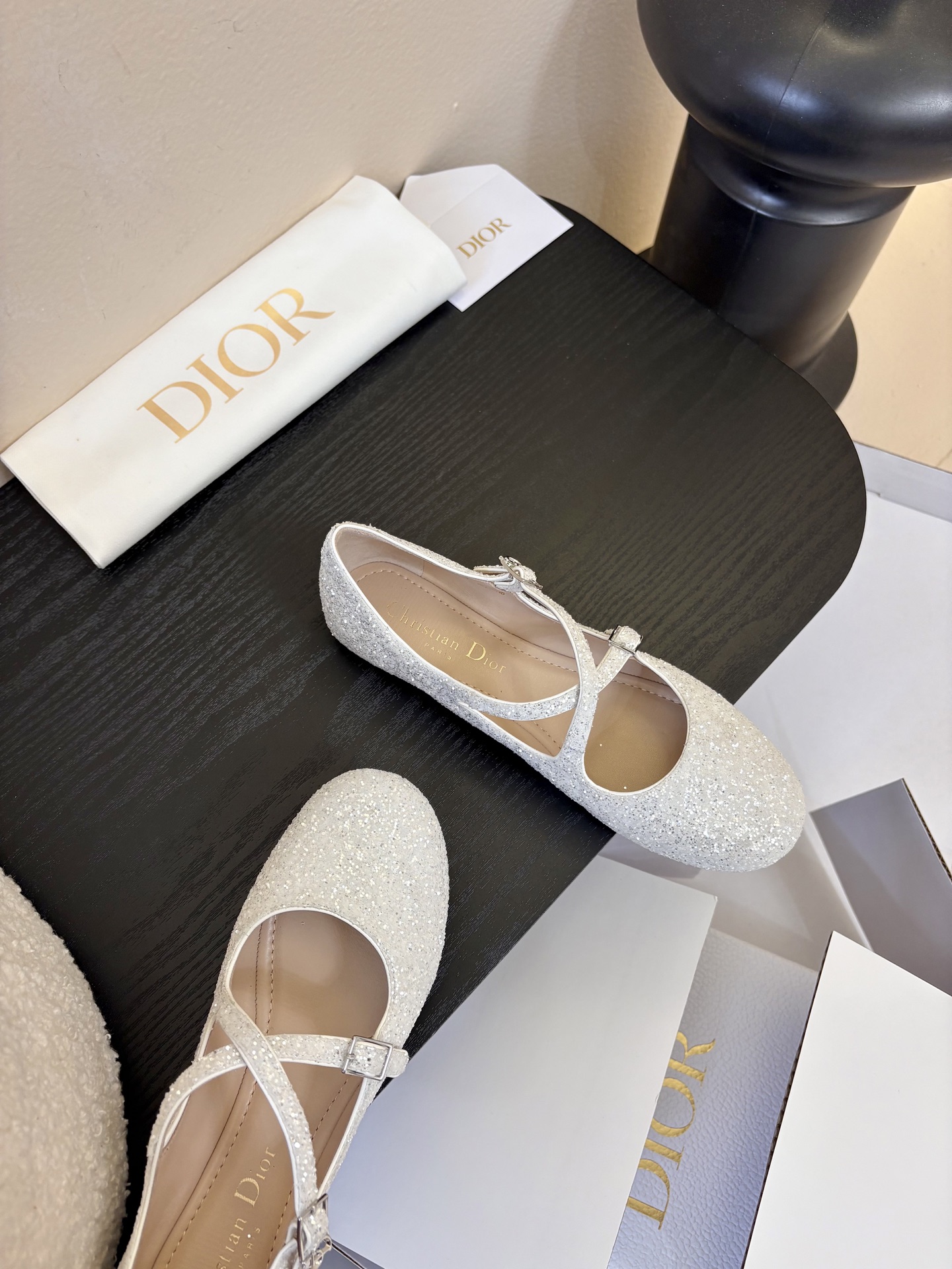Dior/迪奥新品玛丽珍这款鞋以利落廓形重塑女性力量美学鞋跟高度拿捏得宜 既衬出修长腿线每一步都带着不刻