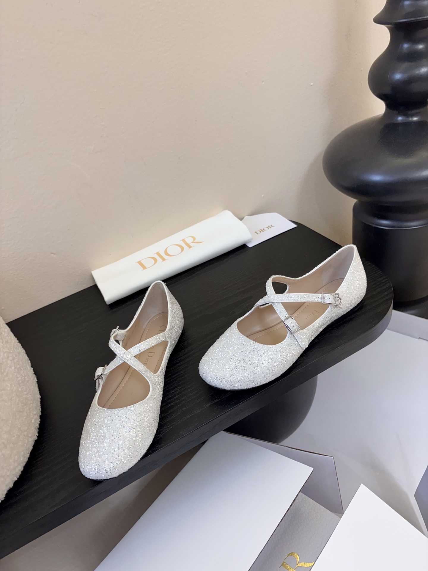 Dior/迪奥新品玛丽珍这款鞋以利落廓形重塑女性力量美学鞋跟高度拿捏得宜 既衬出修长腿线每一步都带着不刻