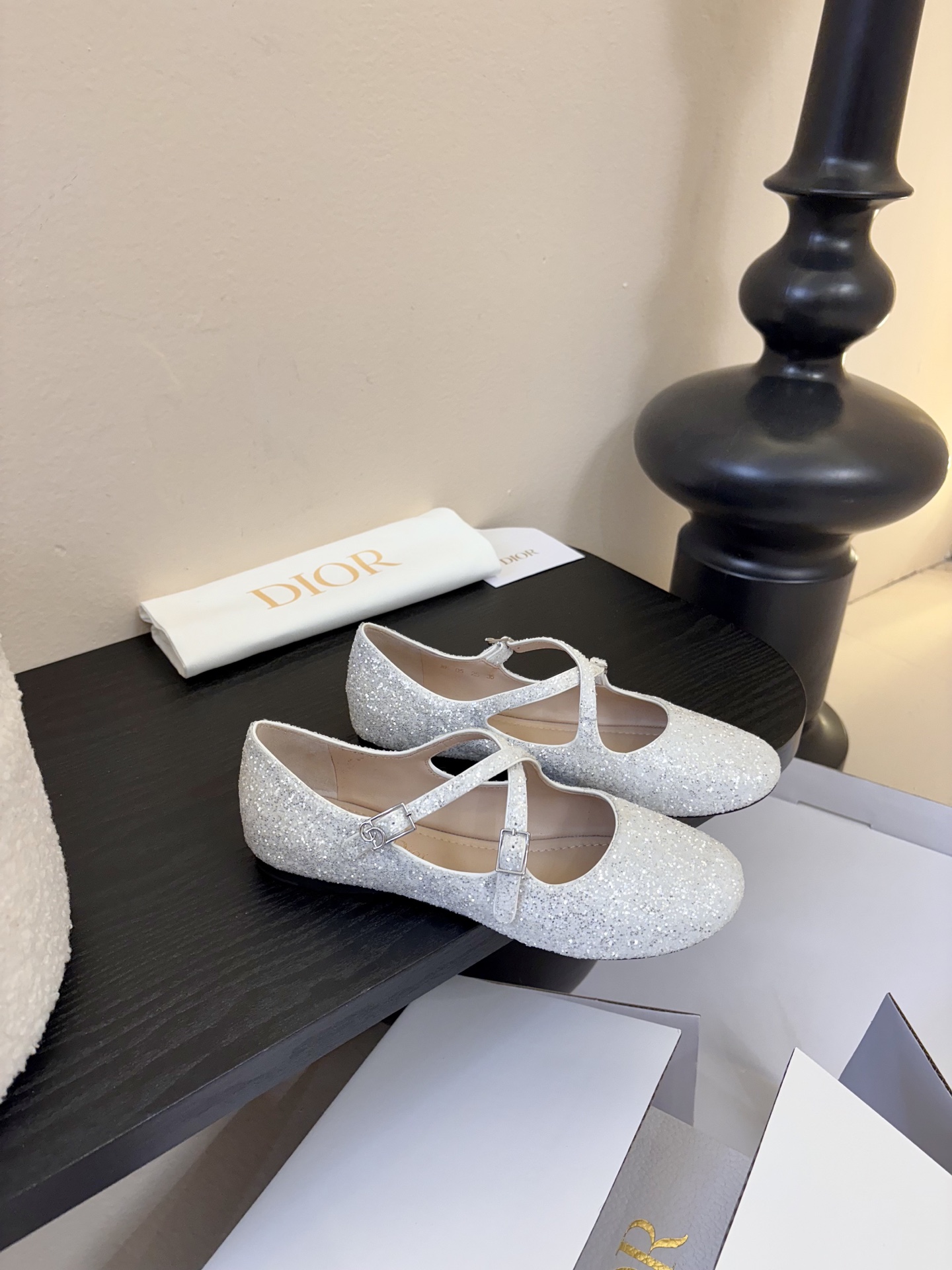 Dior/迪奥新品玛丽珍这款鞋以利落廓形重塑女性力量美学鞋跟高度拿捏得宜 既衬出修长腿线每一步都带着不刻