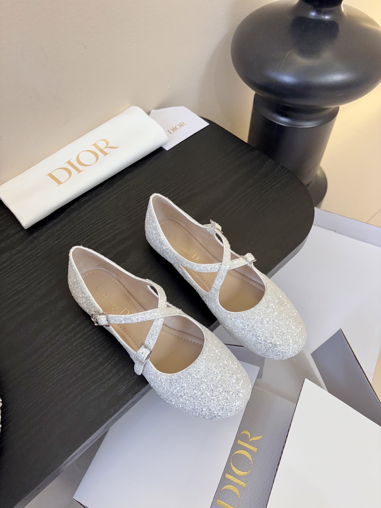 Dior/迪奥新品玛丽珍这款鞋以利落廓形重塑女性力量美学鞋跟高度拿捏得宜 既衬出修长腿线每一步都带着不刻