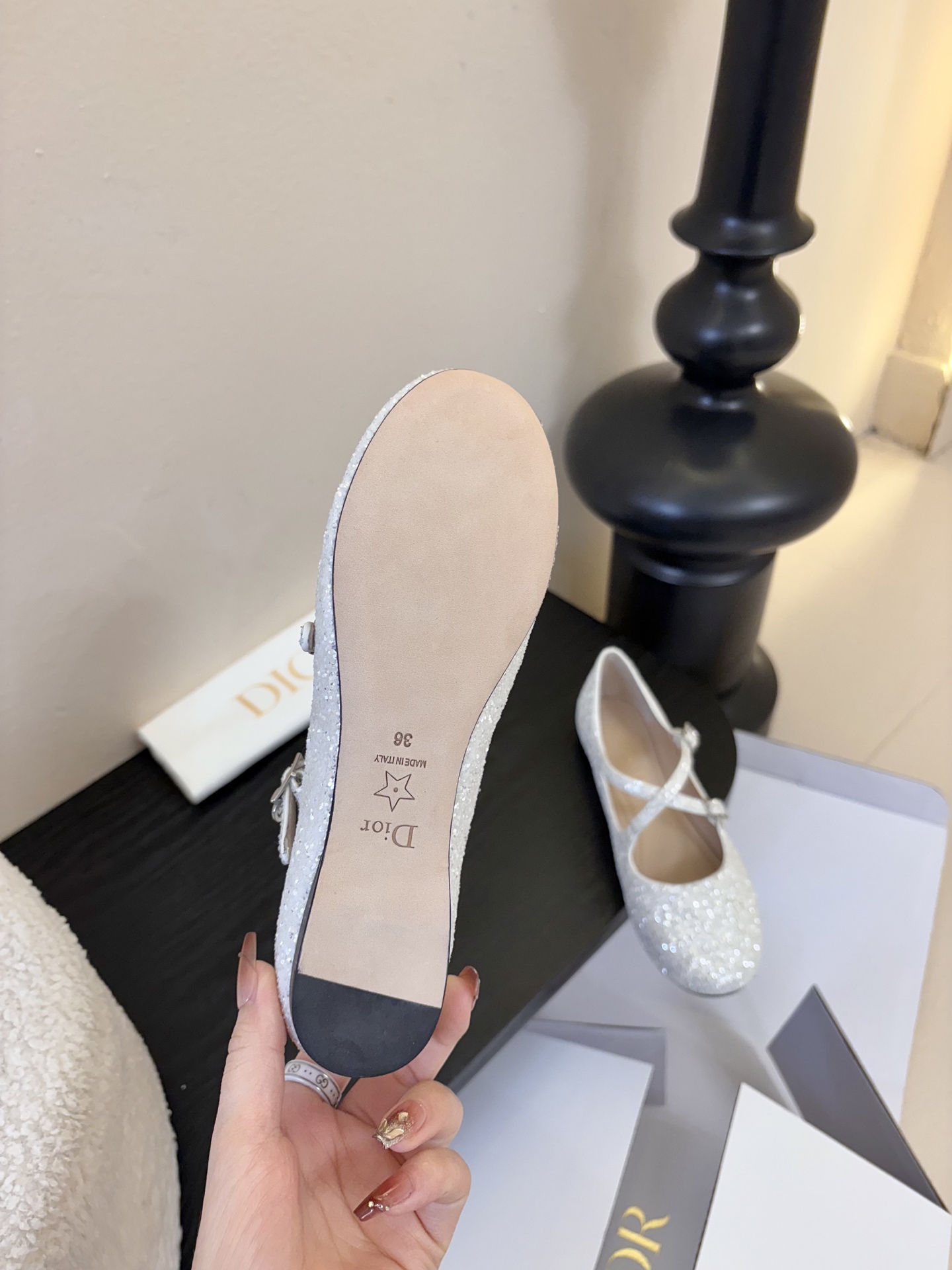 Dior/迪奥新品玛丽珍这款鞋以利落廓形重塑女性力量美学鞋跟高度拿捏得宜 既衬出修长腿线每一步都带着不刻