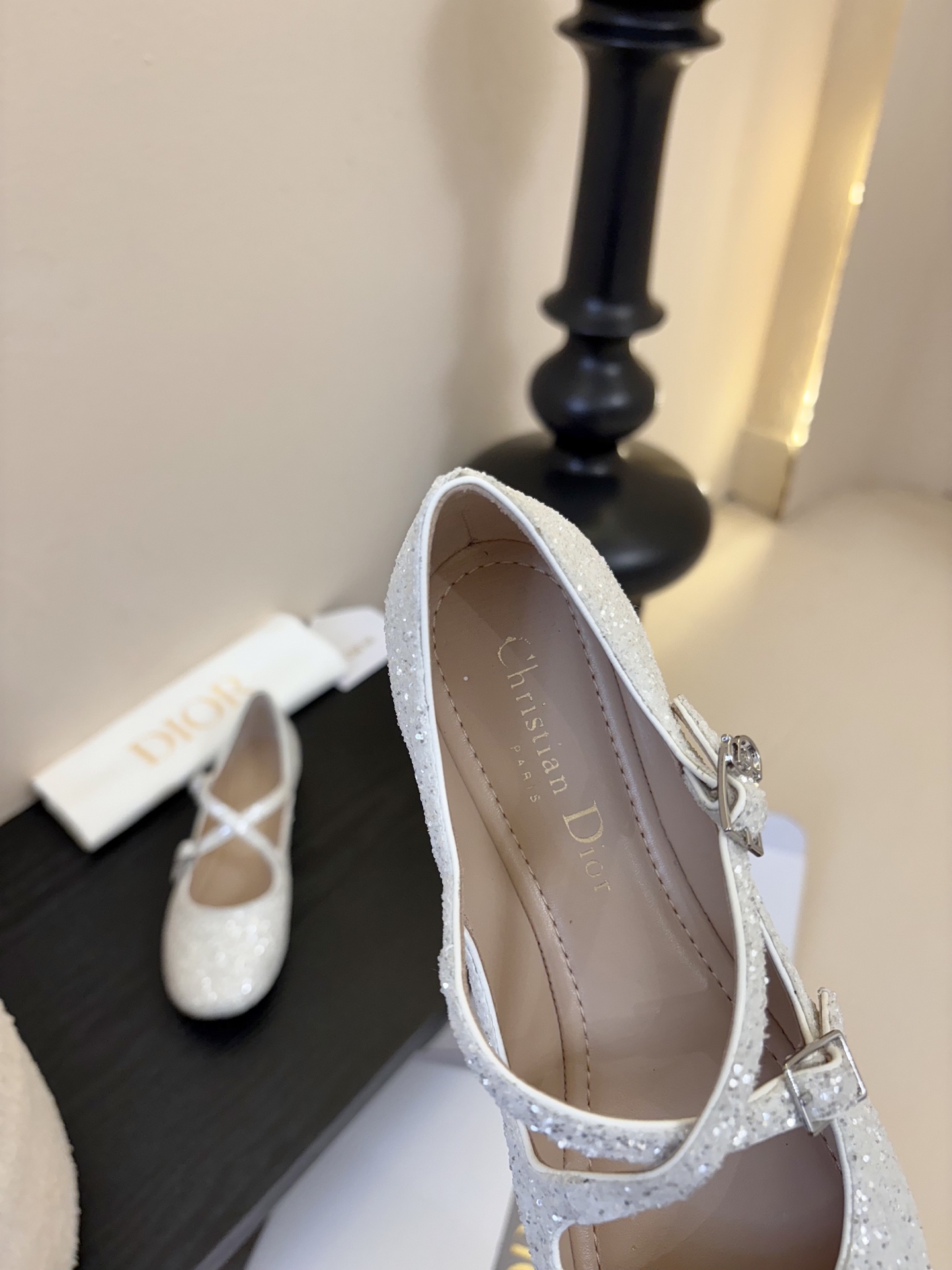 Dior/迪奥新品玛丽珍这款鞋以利落廓形重塑女性力量美学鞋跟高度拿捏得宜 既衬出修长腿线每一步都带着不刻