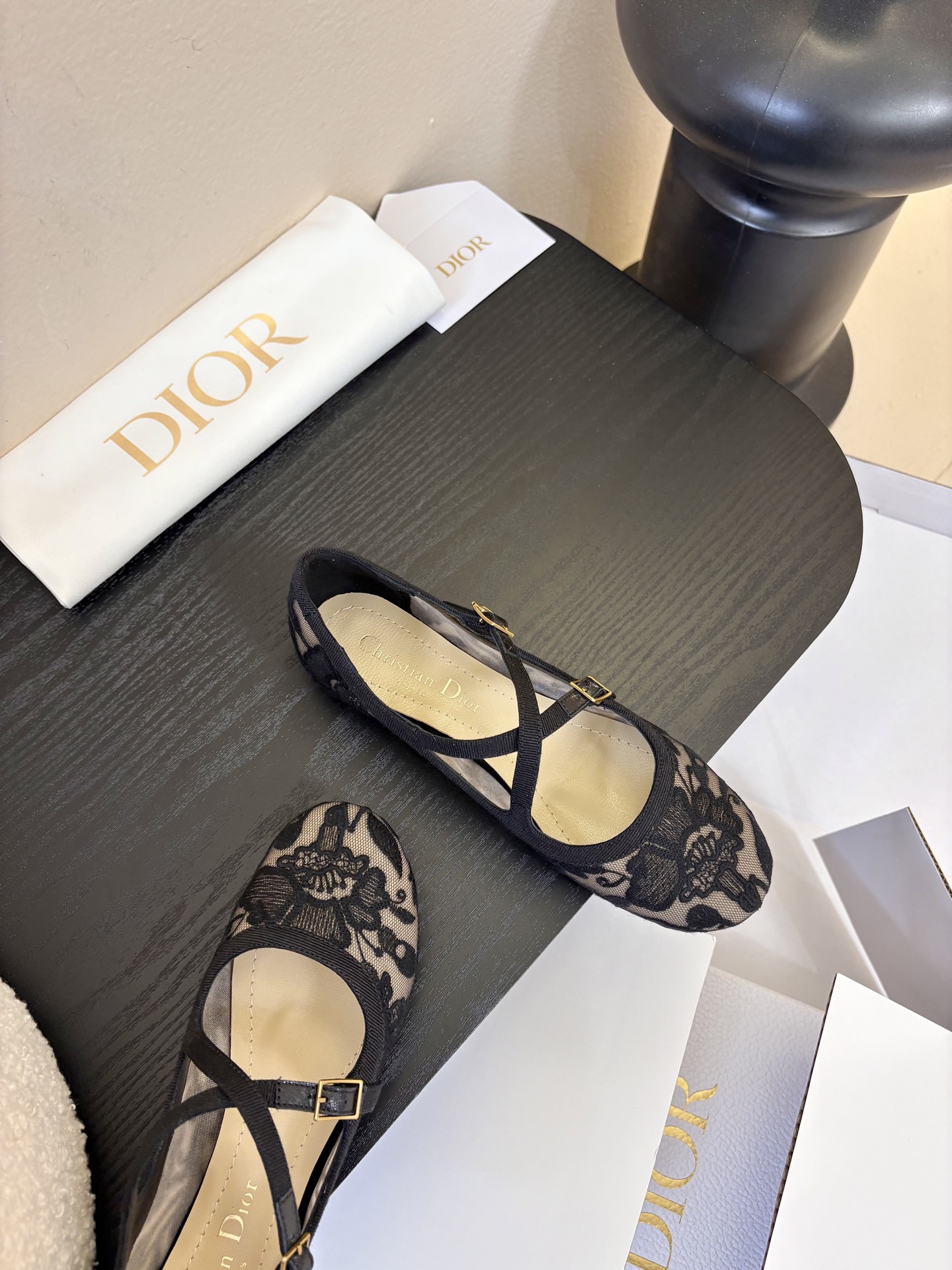 Dior/迪奥新品玛丽珍这款鞋以利落廓形重塑女性力量美学鞋跟高度拿捏得宜 既衬出修长腿线每一步都带着不刻
