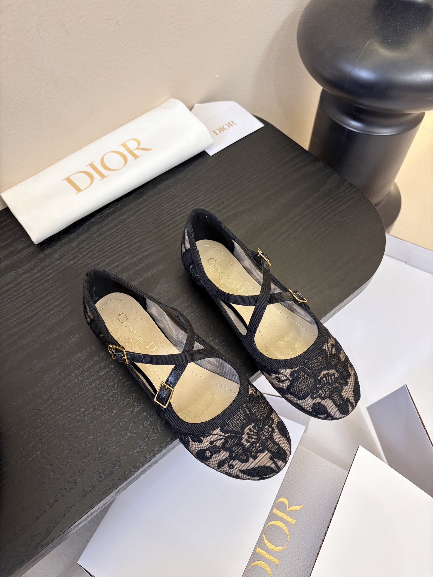 NO:725125,Dior/Dior's new product Mary Jane, this shoe reshapes the aesthetics of female power with a neat silhouette. The heel height is just right, which not only highlights the slender leg line, but also brings an unintentional aura with every step. The eye-catching metal CD letter logo on the toe is a high-gloss expression of the brand gene. It wins with the classic logo and smooth shoe shape. It not only echoes Dior's insistence on simple elegance, but also hides the independent edge of contemporary women. Whether it is worn in the workplace with a suit or skirt, it shows a professional aura.  Whether it's a dinner party dress that shines brightly, this pair of high heels can be the finishing touch of the look, bringing elegance with edge and focus. Fabric: Grete + electric embroidered mesh. The inner toes are made of sheepskin. Italian imported leather outsole size 35-39 (customized for 40/41), Mary Jane, dior, dior, mary jane, high heels, skirts, business suit, sheepskin, Leather soles19860909Dior/迪奥新品玛丽珍 这款鞋以利落廓形重塑女性力量美学 鞋跟高度拿捏得宜 既衬出修长腿线 每一步都带着不刻意的气场. 鞋头醒目的金属CD字母标识 是品牌基因的高光表达 以经典标识与流畅鞋型取胜 既呼应了Dior对简约优雅的坚守 又暗藏当代女性的独立锋芒. 无论是职场搭配西装套裙彰显专业气场 还是晚宴适配礼服绽放高光时刻 这双高跟鞋都能成为造型的点睛之笔 让优雅自带锋芒与焦点. 面料格力特+电绣网布 内里踮脚均为羊皮 意大利进口真皮大底 size35-39（40/41定制）,玛丽珍,dior,dior,mary jane,high heels,skirts,business suit,sheepskin,Leather soles,Women's Shoes