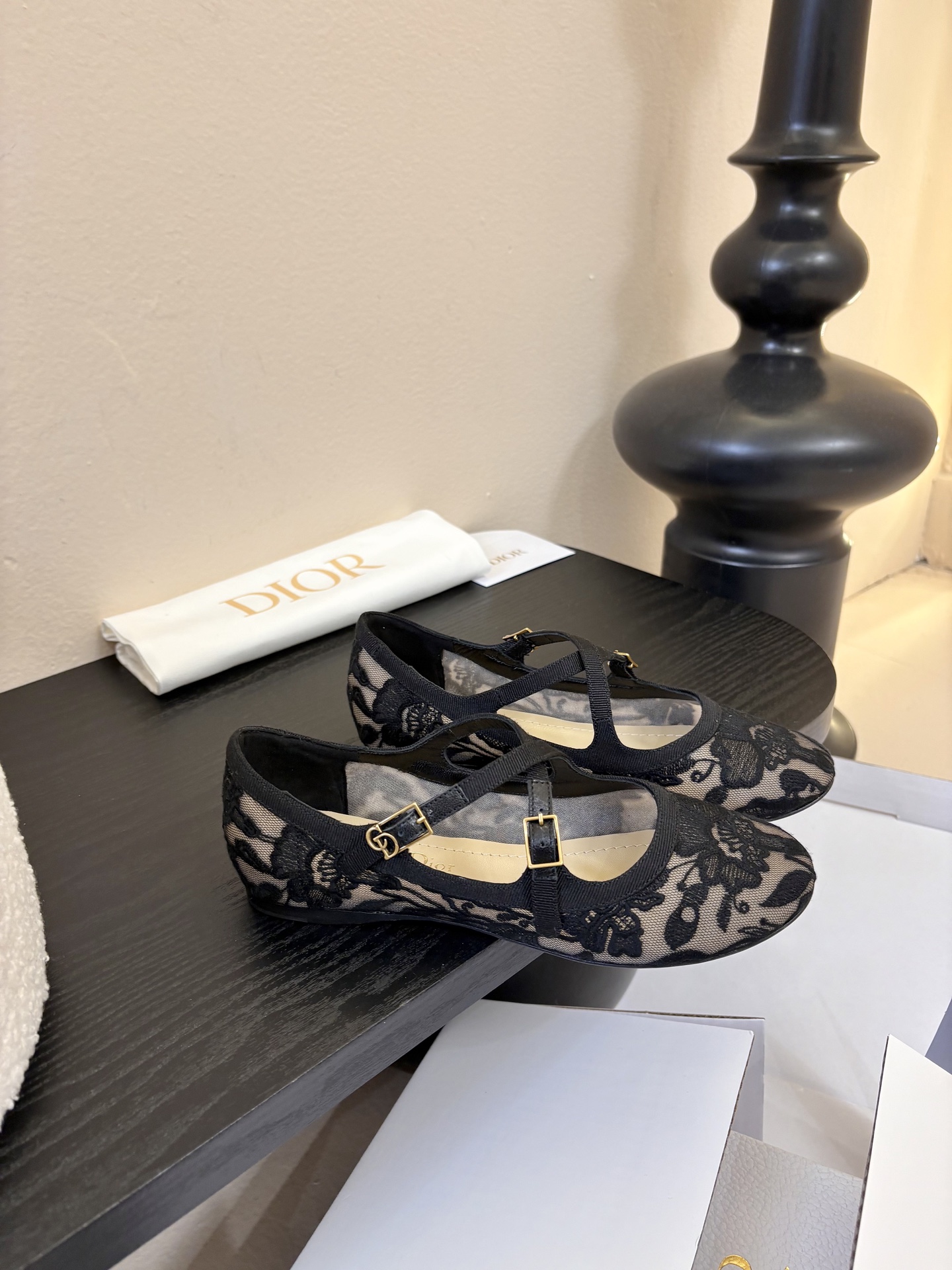 Dior/迪奥新品玛丽珍这款鞋以利落廓形重塑女性力量美学鞋跟高度拿捏得宜 既衬出修长腿线每一步都带着不刻