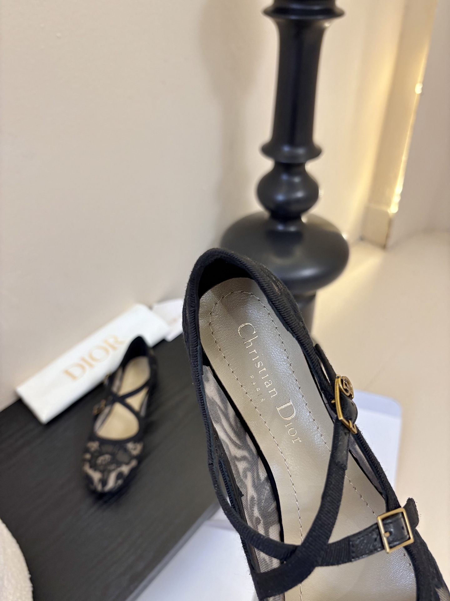 Dior/迪奥新品玛丽珍这款鞋以利落廓形重塑女性力量美学鞋跟高度拿捏得宜 既衬出修长腿线每一步都带着不刻