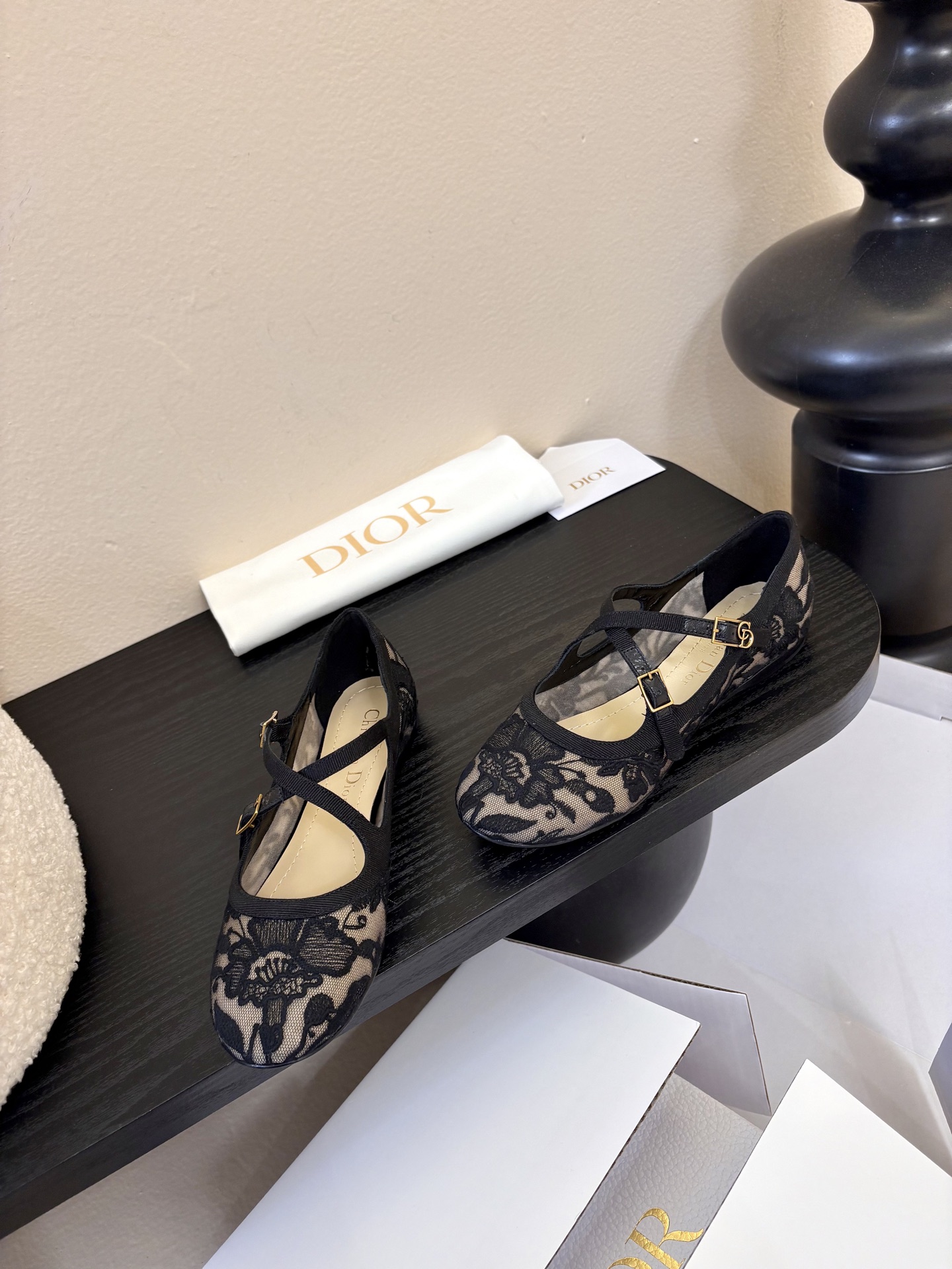 Dior/迪奥新品玛丽珍这款鞋以利落廓形重塑女性力量美学鞋跟高度拿捏得宜 既衬出修长腿线每一步都带着不刻