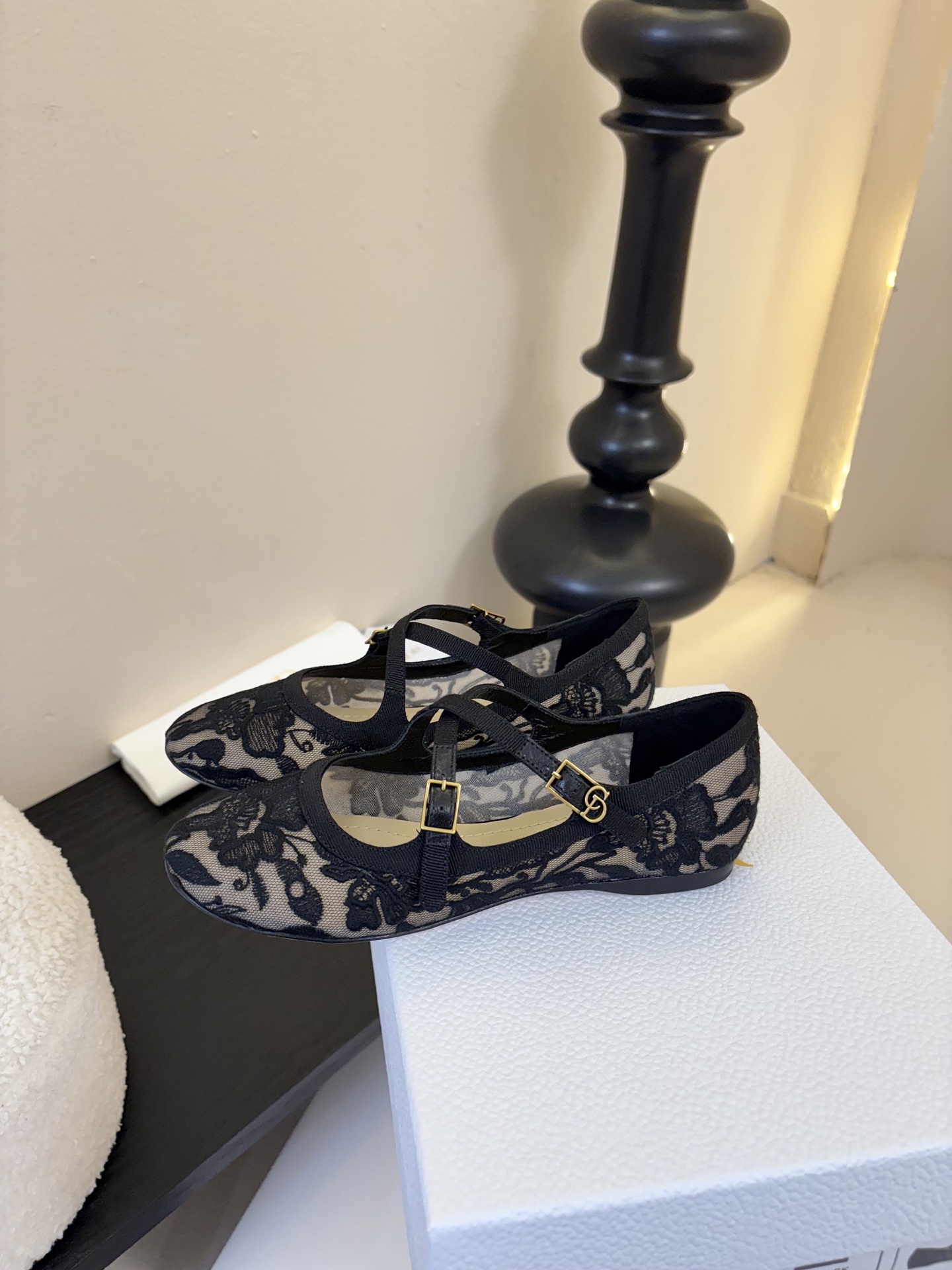 Dior/迪奥新品玛丽珍这款鞋以利落廓形重塑女性力量美学鞋跟高度拿捏得宜 既衬出修长腿线每一步都带着不刻