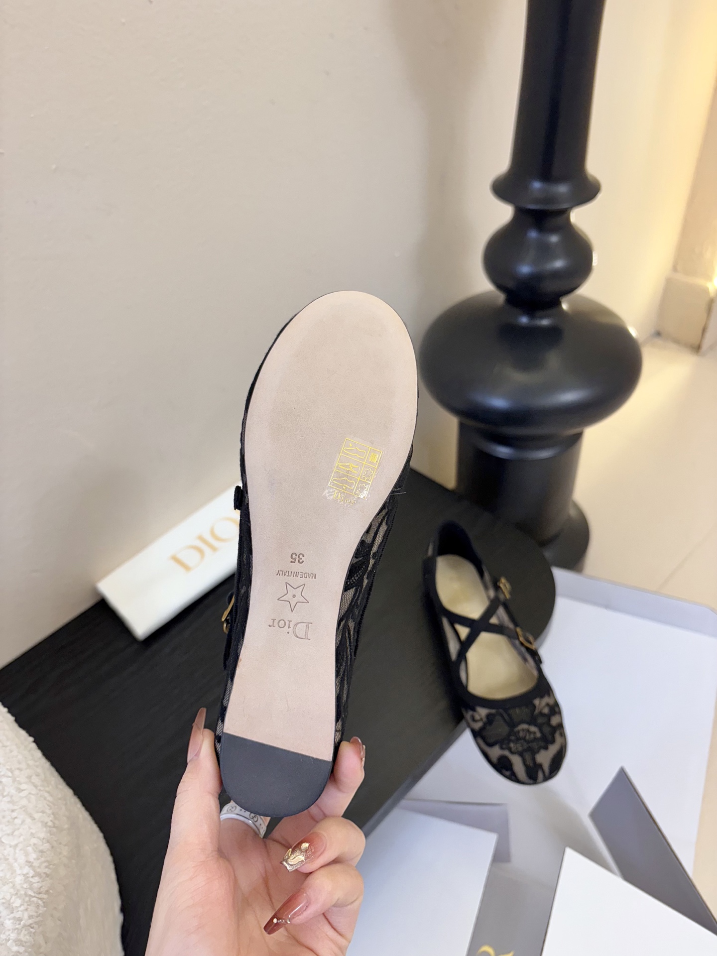 Dior/迪奥新品玛丽珍这款鞋以利落廓形重塑女性力量美学鞋跟高度拿捏得宜 既衬出修长腿线每一步都带着不刻