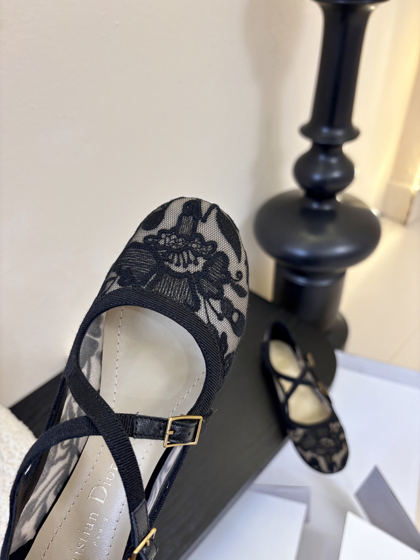 Dior/迪奥新品玛丽珍这款鞋以利落廓形重塑女性力量美学鞋跟高度拿捏得宜 既衬出修长腿线每一步都带着不刻