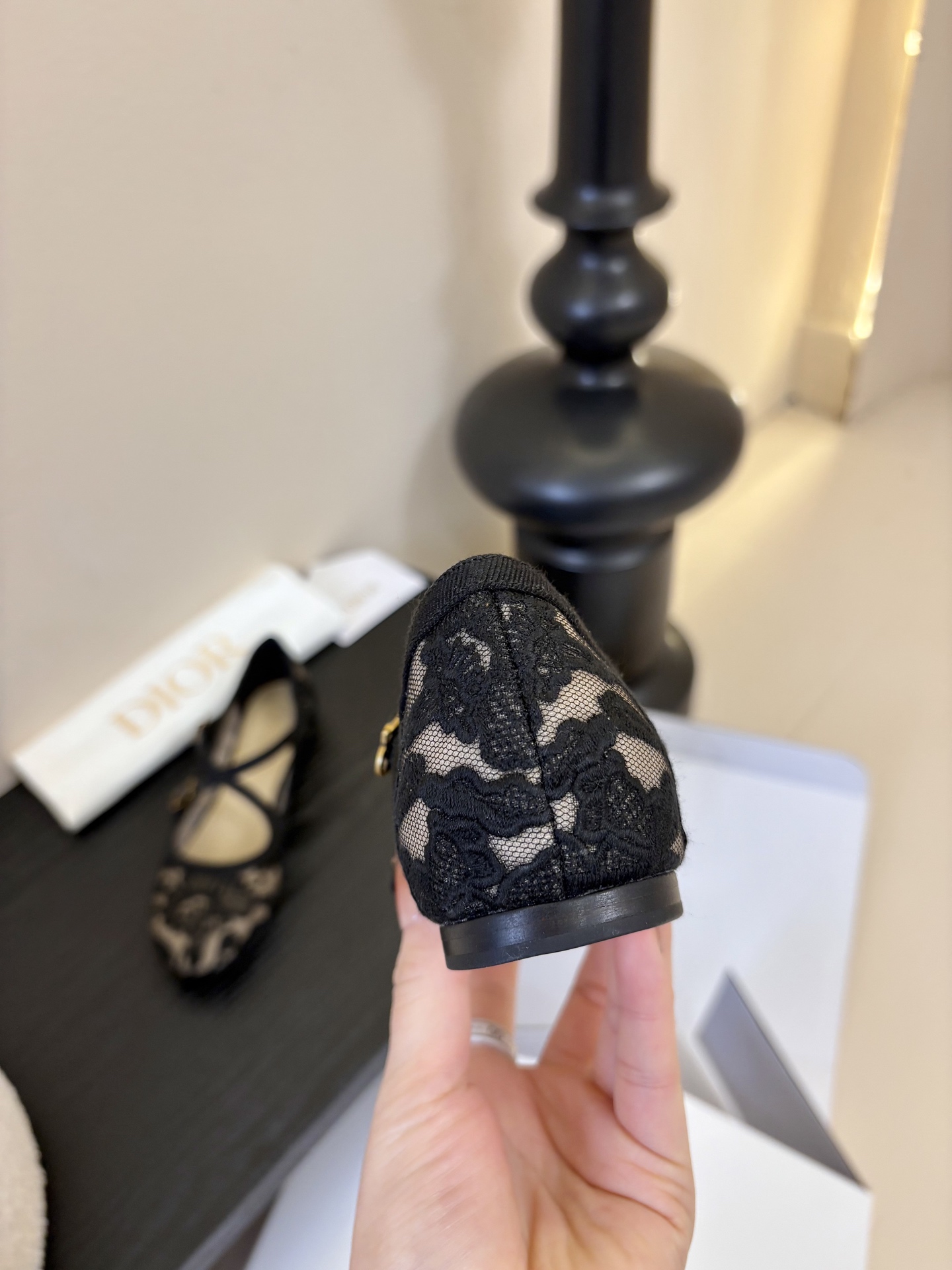 Dior/迪奥新品玛丽珍这款鞋以利落廓形重塑女性力量美学鞋跟高度拿捏得宜 既衬出修长腿线每一步都带着不刻